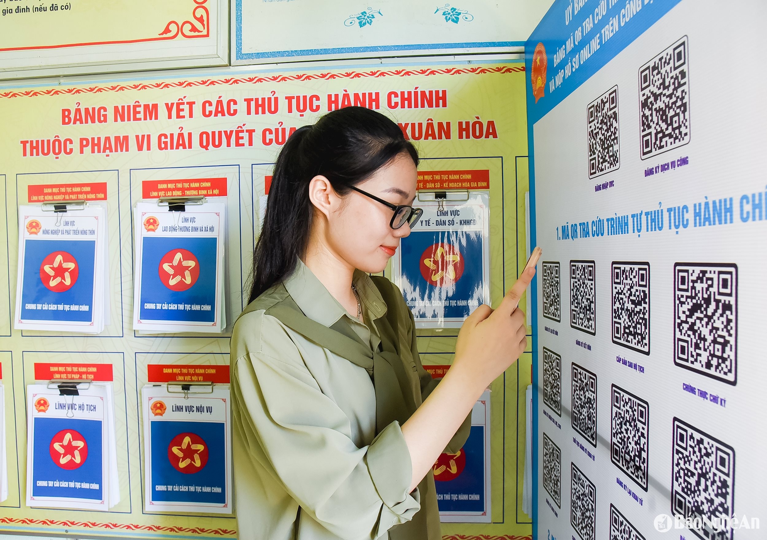 Người dân ứng dụng công nghệ thông tin tìm hiểu thủ tục hành chính tại Bộ phận Một cửa xã Xuân Hòa, Nam Đàn. Ảnh: TL