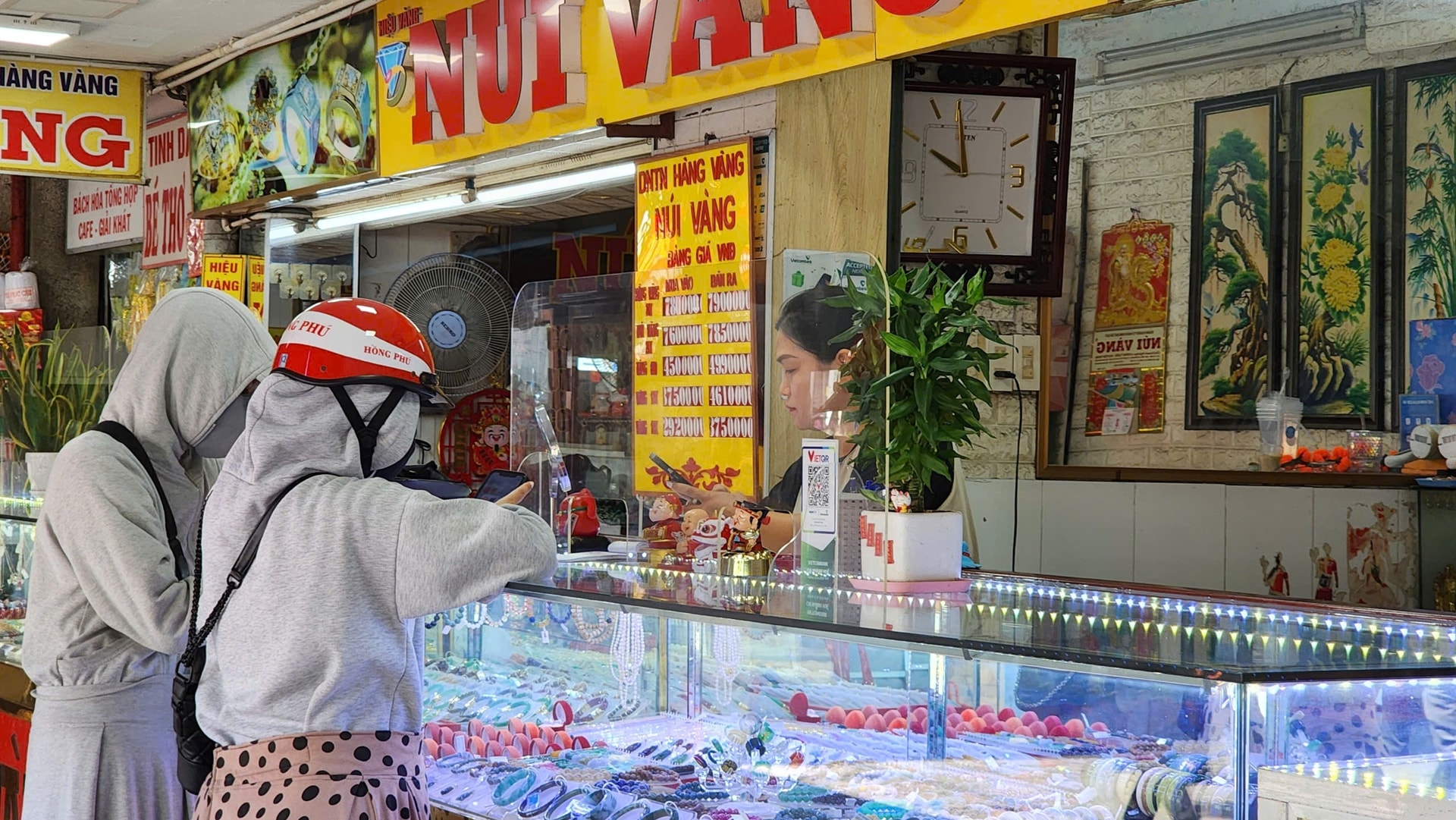 Giá vàng ngày 4/5/2025: Giá vàng neo ở mức cao 121 triệu