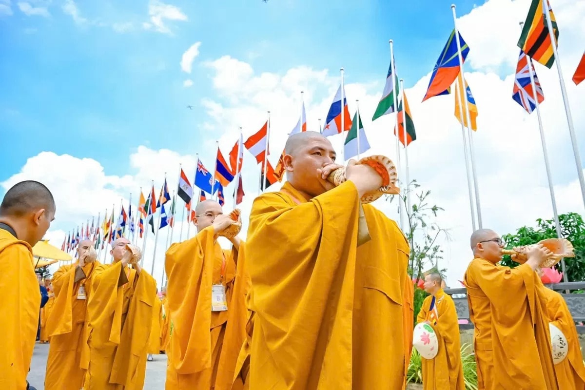 Lễ cung nghinh Xá lợi Đức Phật từ sân bay Tân Sơn Nhất về Học viện Phật giáo Việt Nam. Ảnh Đăng Huy