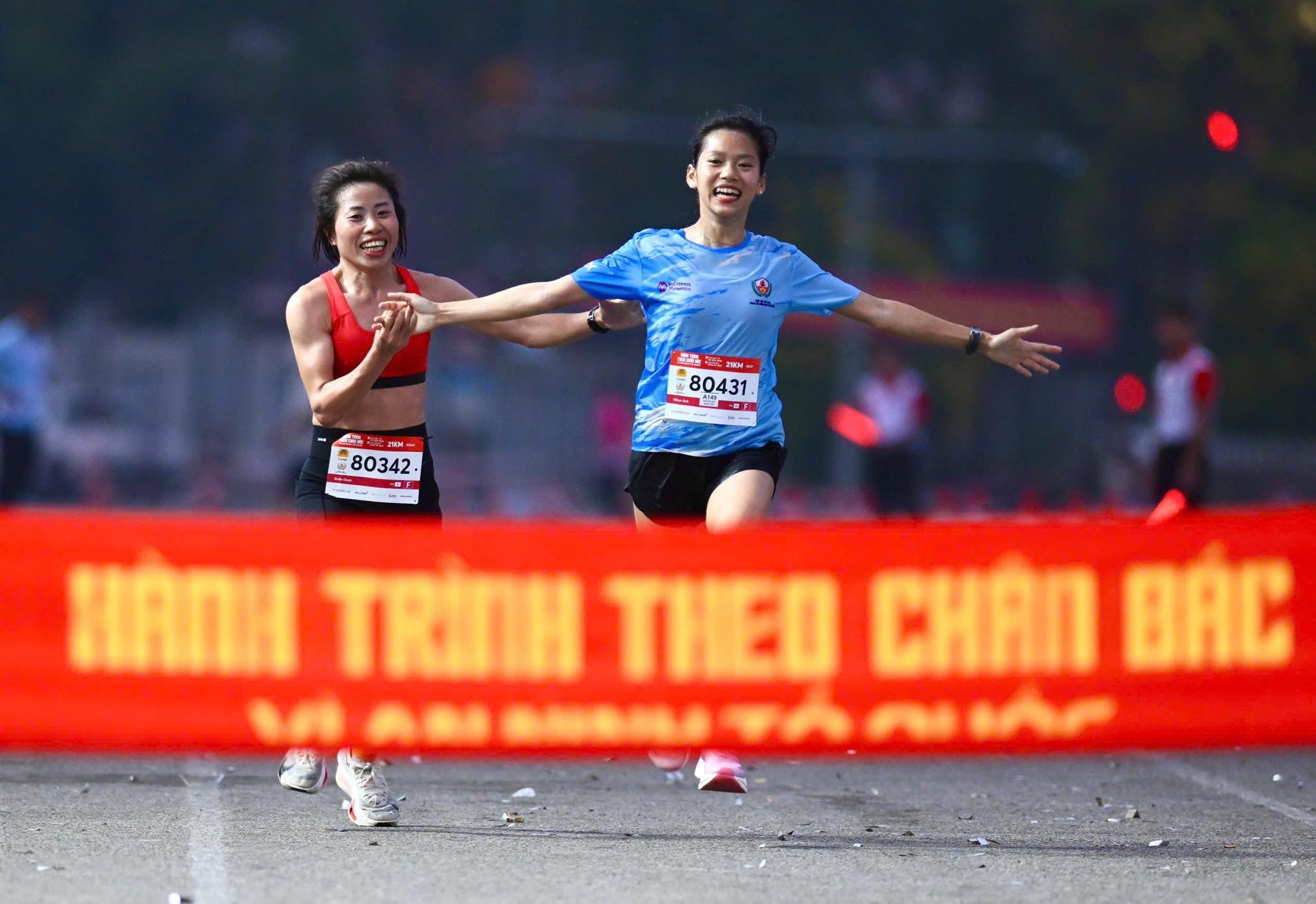 Tinh thần thượng võ trong chặng 21km của 2 nữ vận động viên đại diện cho 2 thế hệ Ảnh BTC