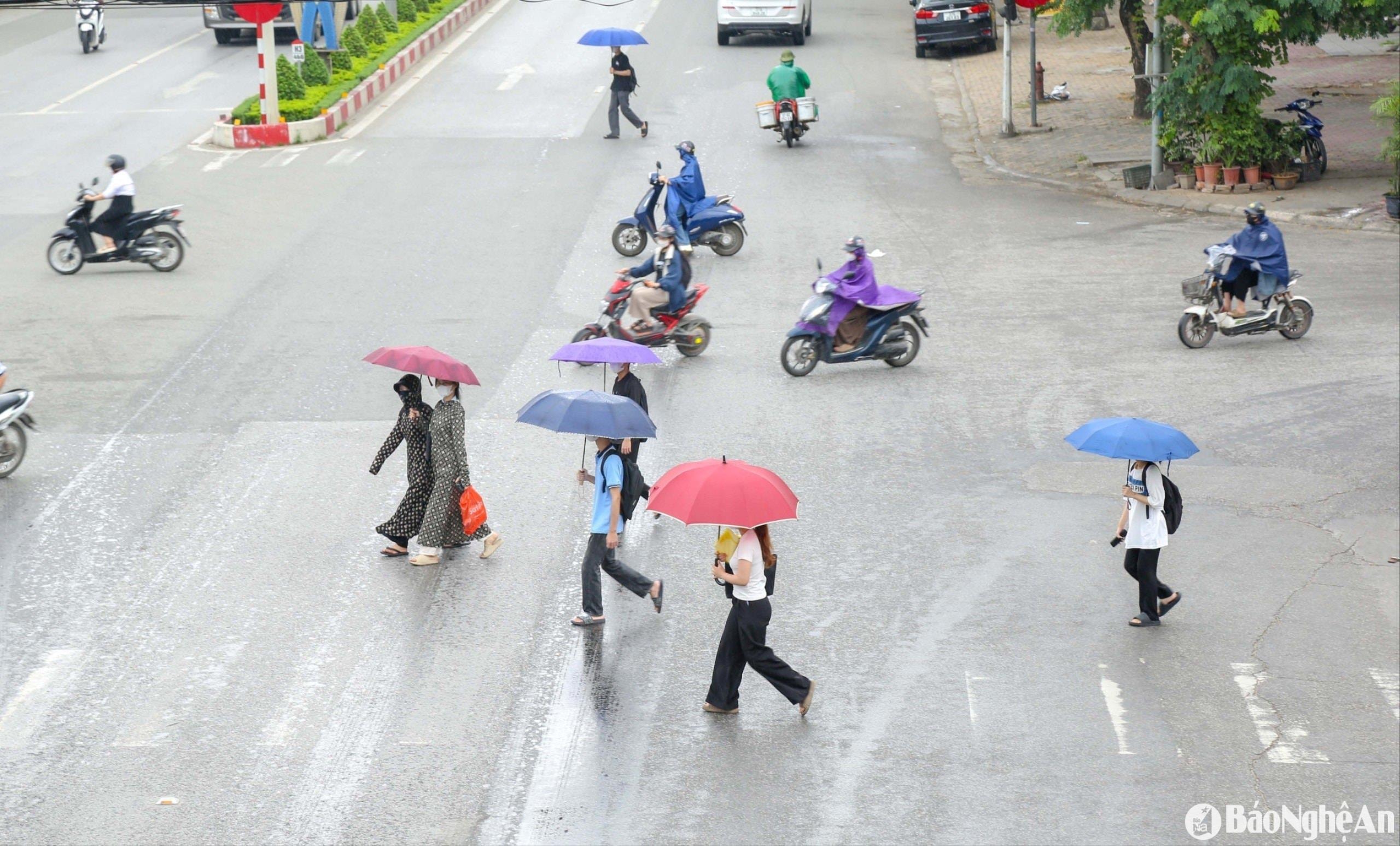 Người đi bộ sẽ bị xử phạt khi vi phạm quy tắc giao thông đường bộ. Ảnh tư liệu minh hoạ: ĐC