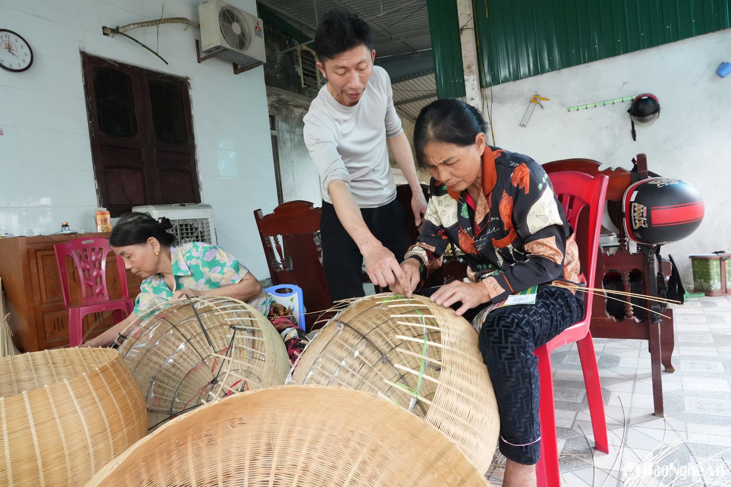 Anh Doãn Anh Tuấn, người truyền tải kỹ thuật đan các sản phẩm đèn mây tre đạt OCOP 5 sao