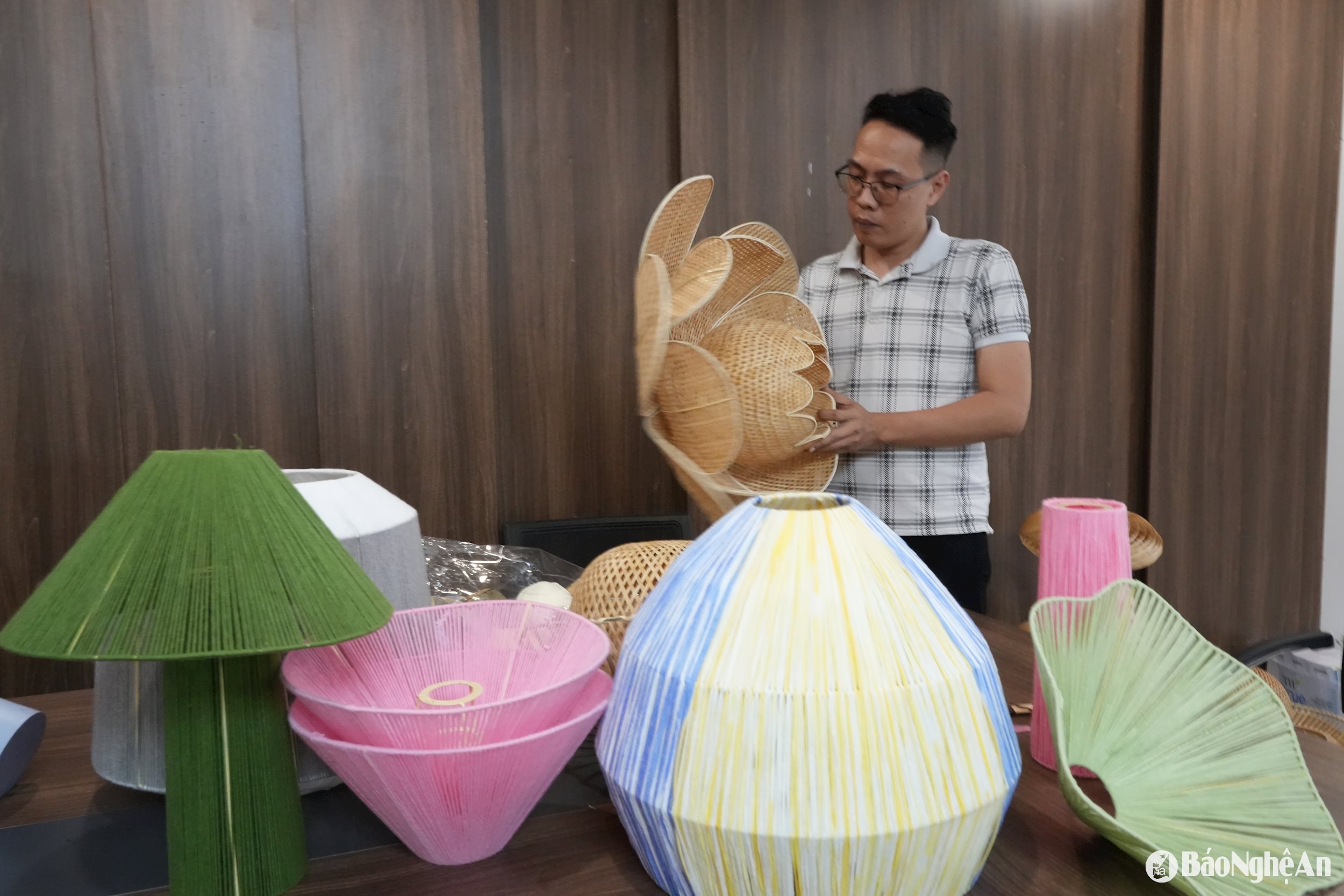 anh Thái Bá Phượng - Chủ nhân của những thiết kế đèn mây tre đan 5 sao OCOP.