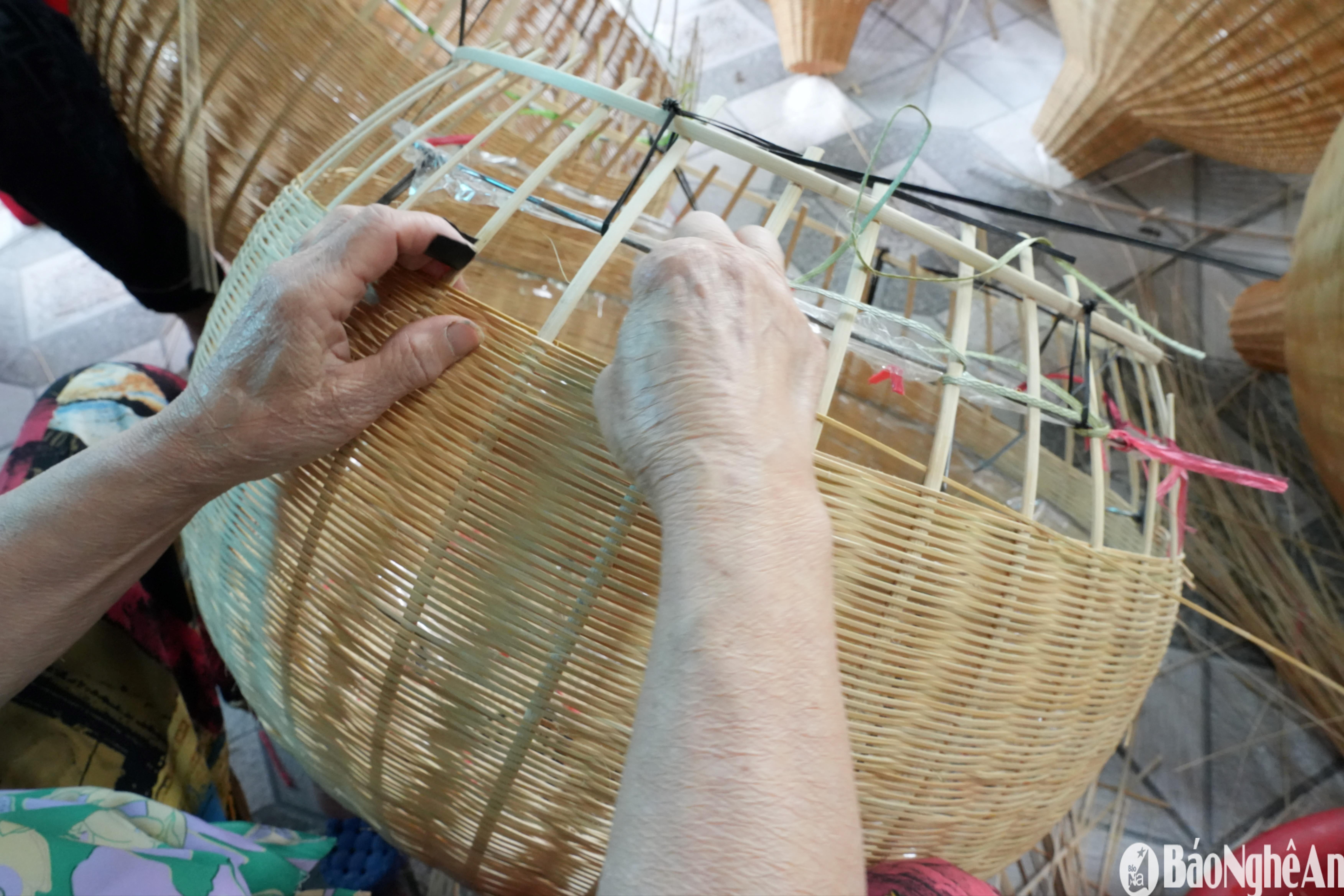 Đôi bàn tay thô ráp làm nên những sản phẩm 