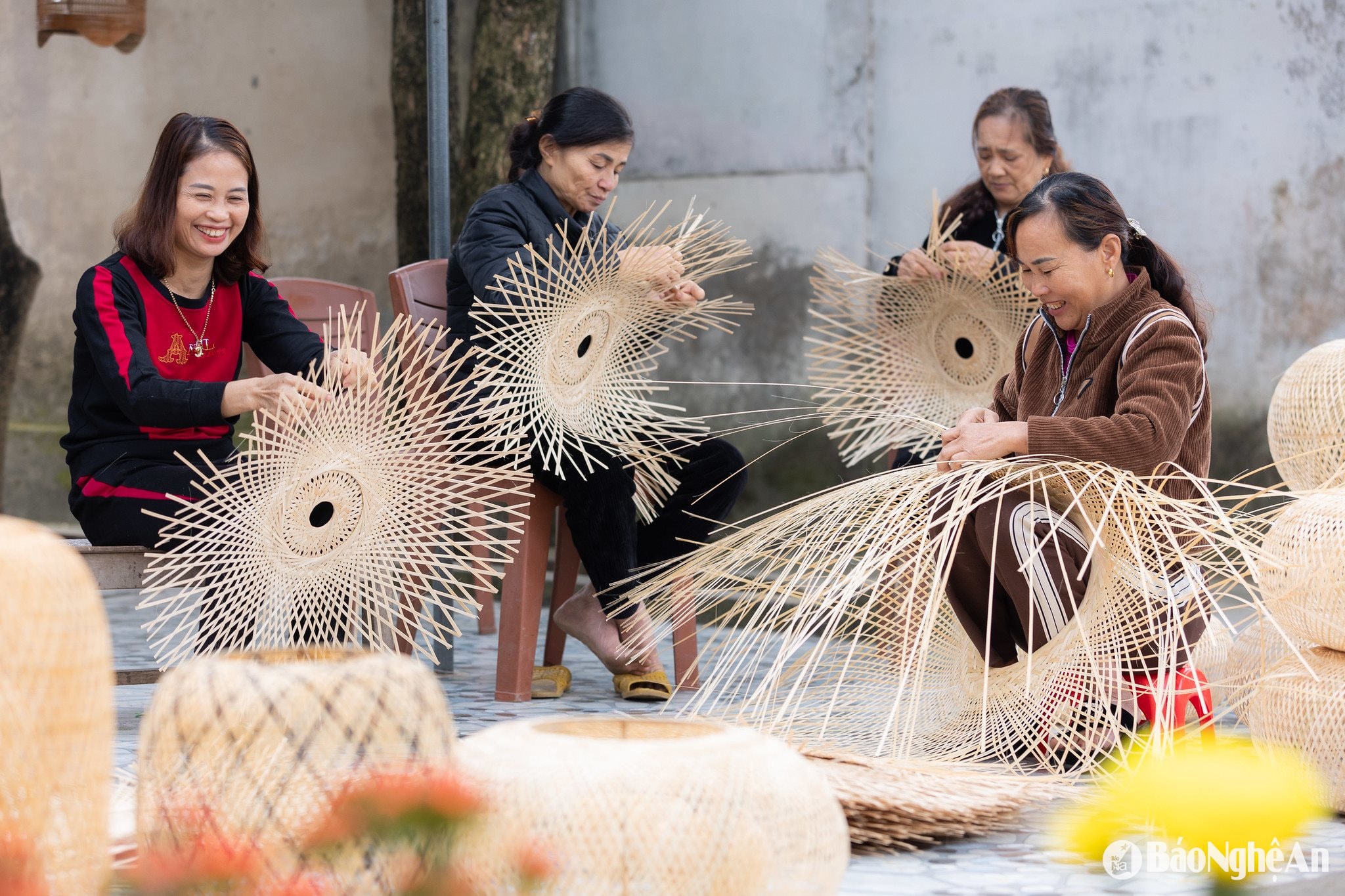 Những đôi tay thô ráp đã khiến mây tre đan nở hoa.
