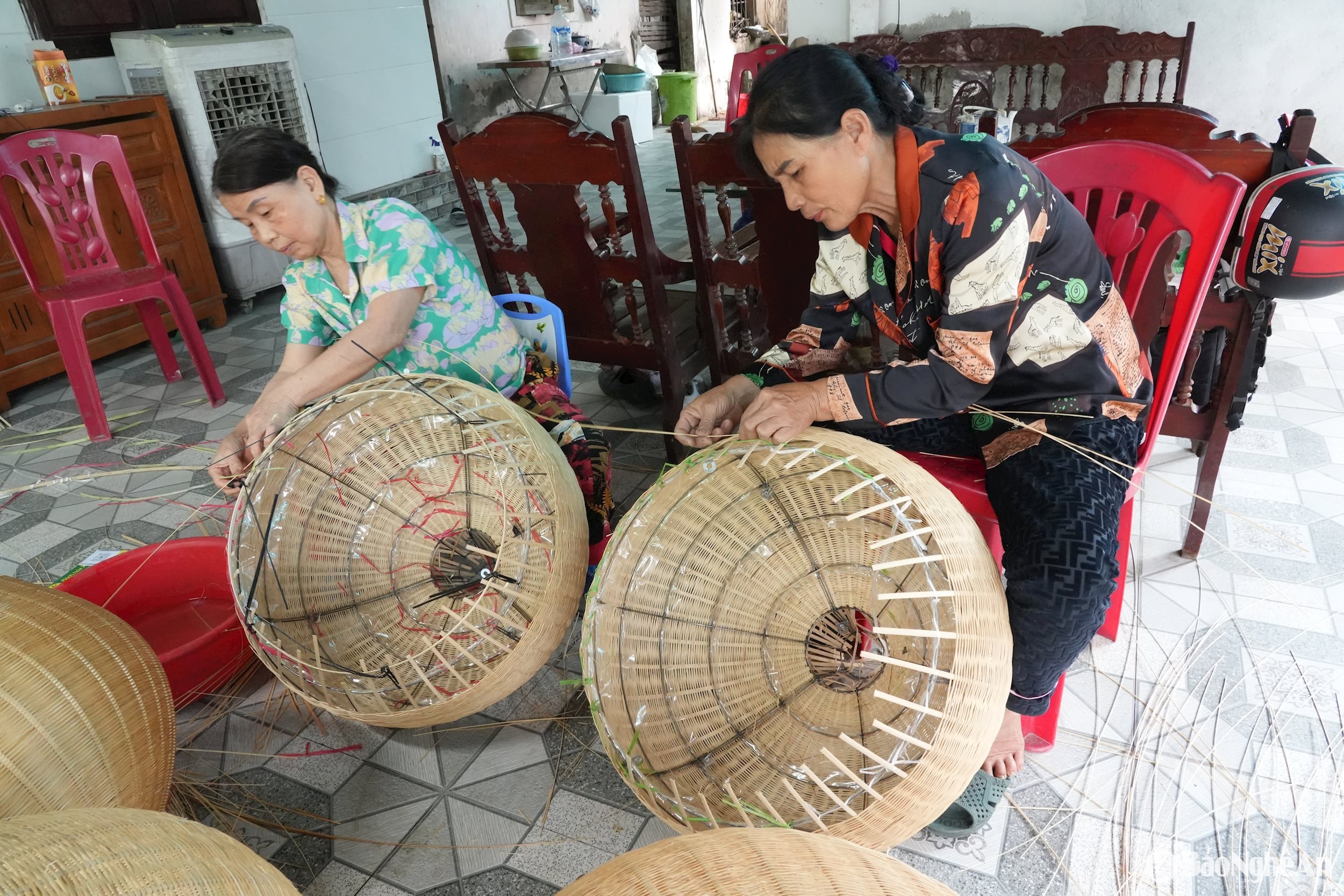 Những người thợ luống tuổi gắn bó với nghề đan lát bằng đam mê, tâm huyết.