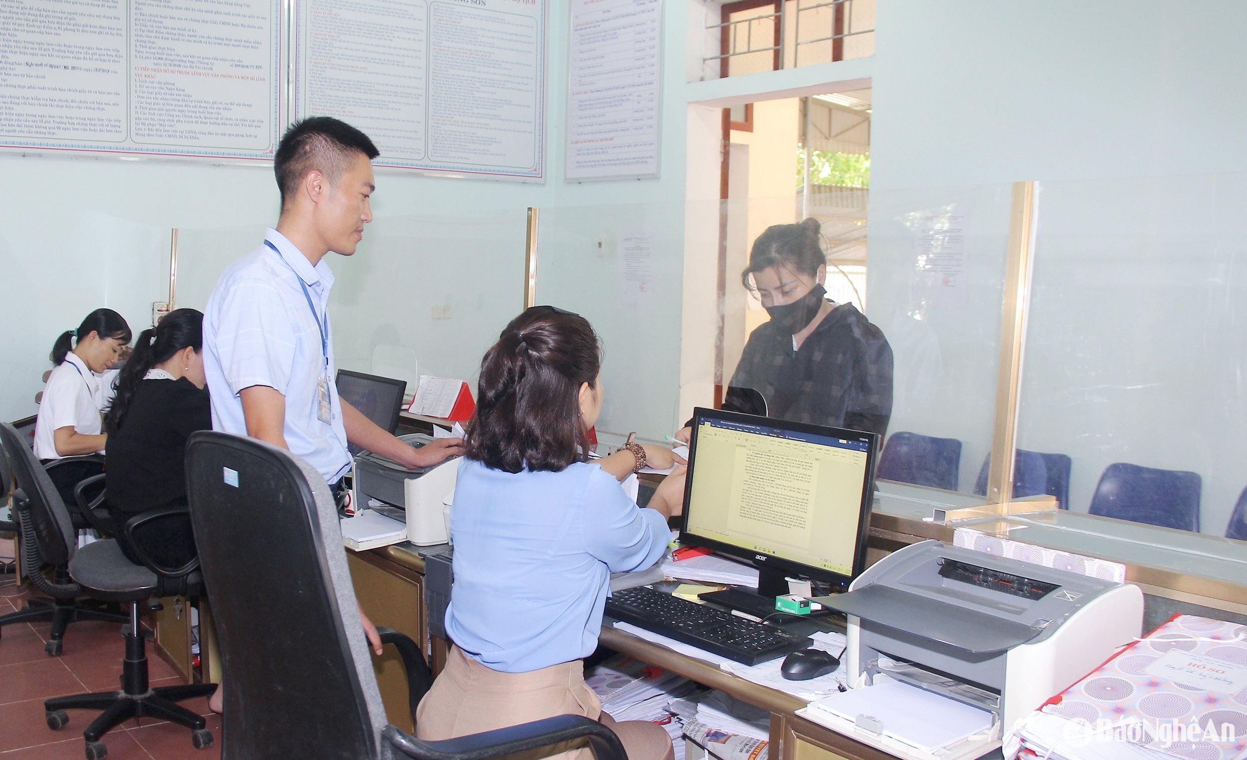  Cán bộ, công chức phường Long Sơn, thị xã Thái Hoà giải quyết công việc cho người dân tạo bộ phận %22một cửa%22. Ảnh- Mai Hoa