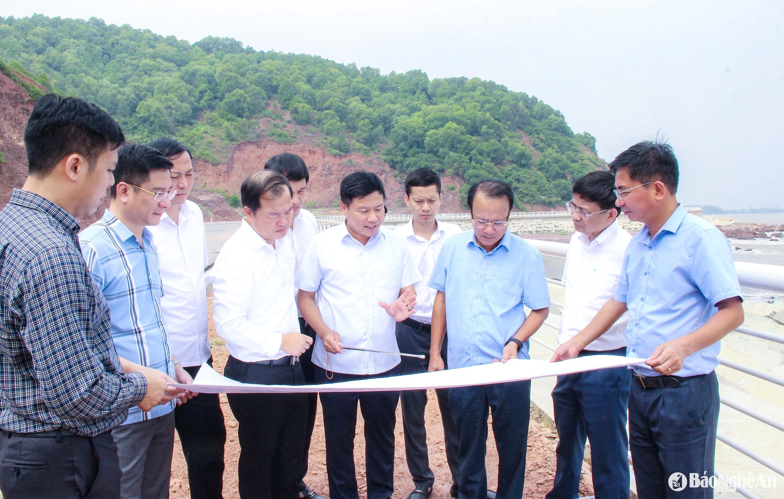  Lãnh đạo HĐND, UBND tỉnh cùng Sở Xây dựng kiểm tra tuyến đường ven biển, đoạn qua huyện Diễn Châu. Ảnh- Mai Hoa