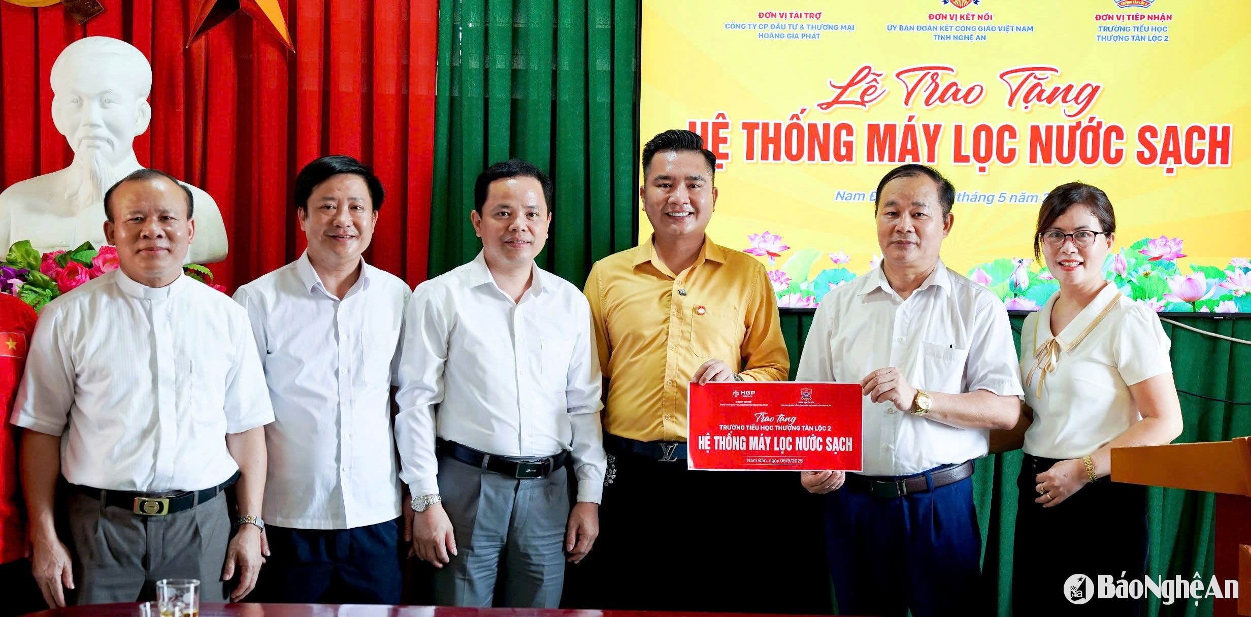 trao tặng máy lọc nước