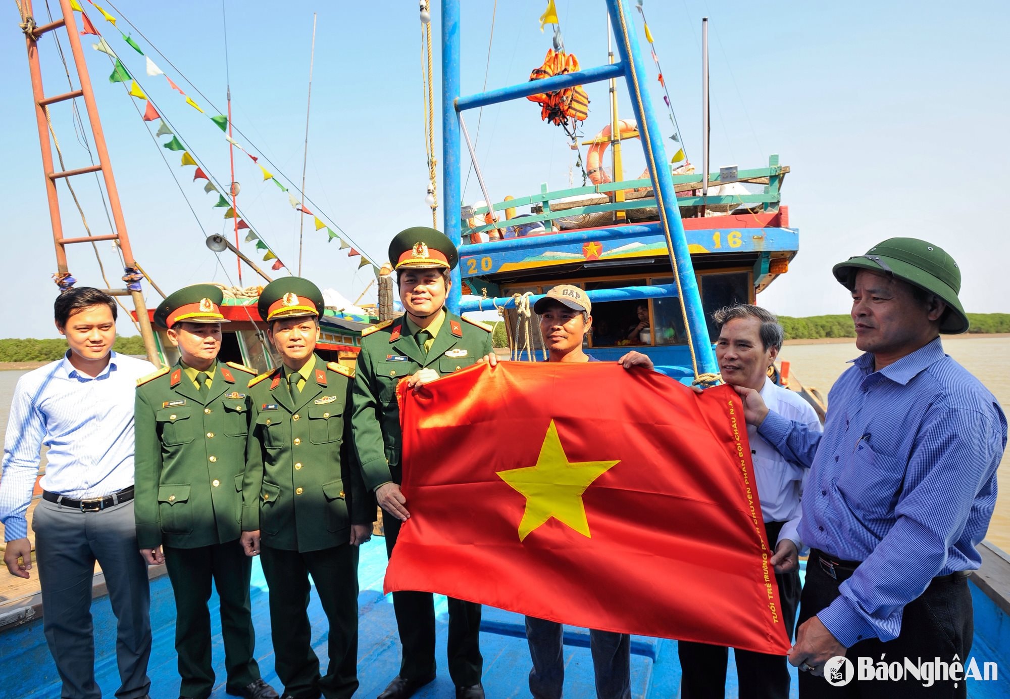 Bộ Chỉ huy Quân sự tỉnh tặng cờ tổ quốc cho ngư dân Quỳnh Lưu Ảnh Thanh Sơn
