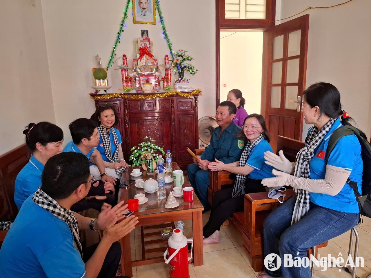 Đ.c Thái Thị An Chung đến thăm, tặng quà cho hộ dân trên đảo đá Tây A