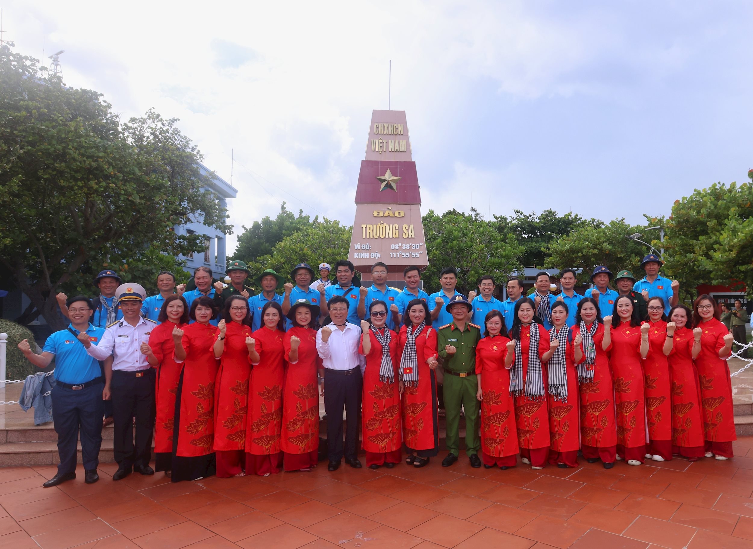 Đoàn đại biểu tỉnh Nghệ an chụp ảnh tại đảo Trường Sa
