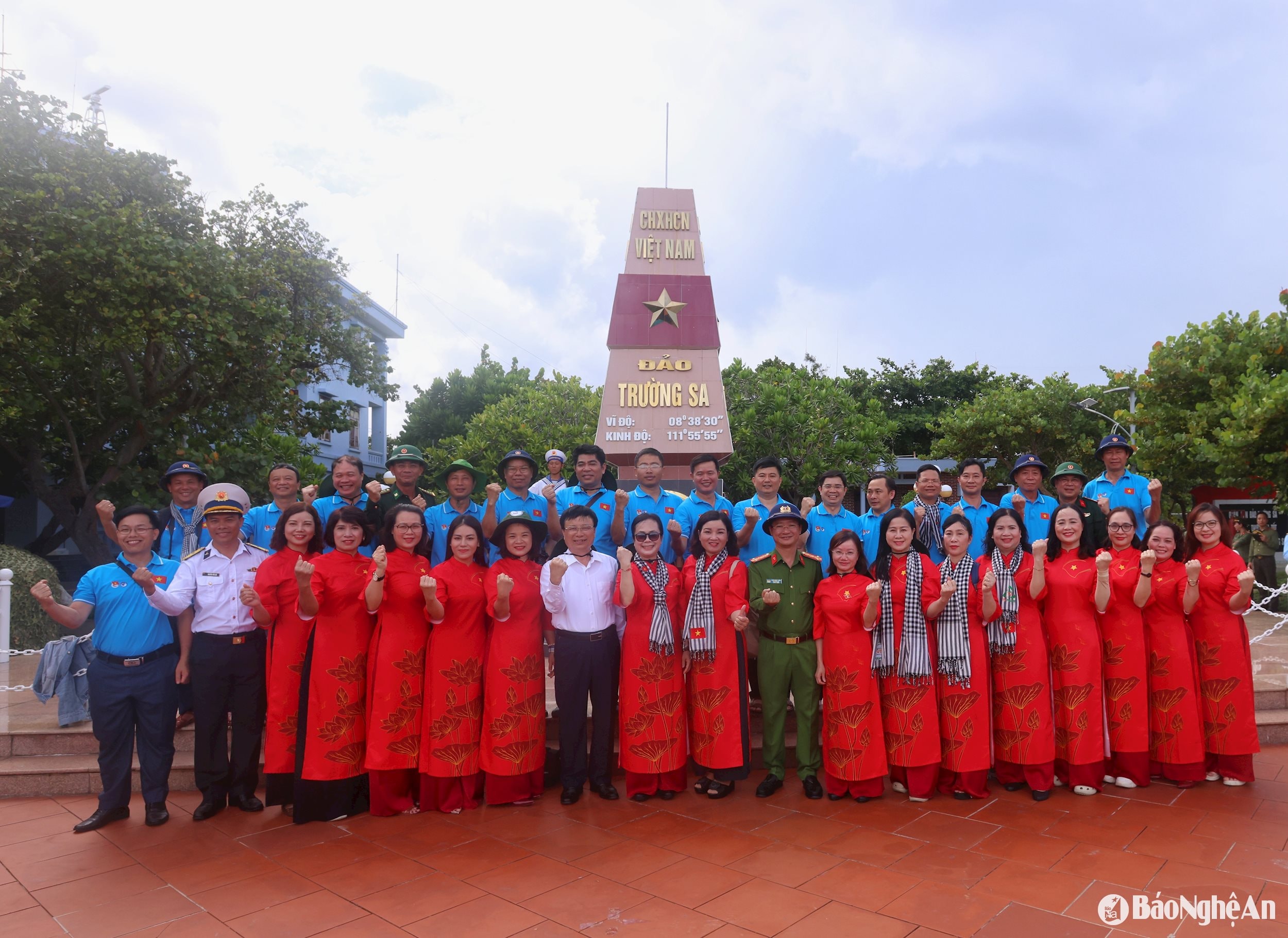 Đoàn đại biểu tỉnh Nghệ an chụp ảnh tại đảo Trường Sa