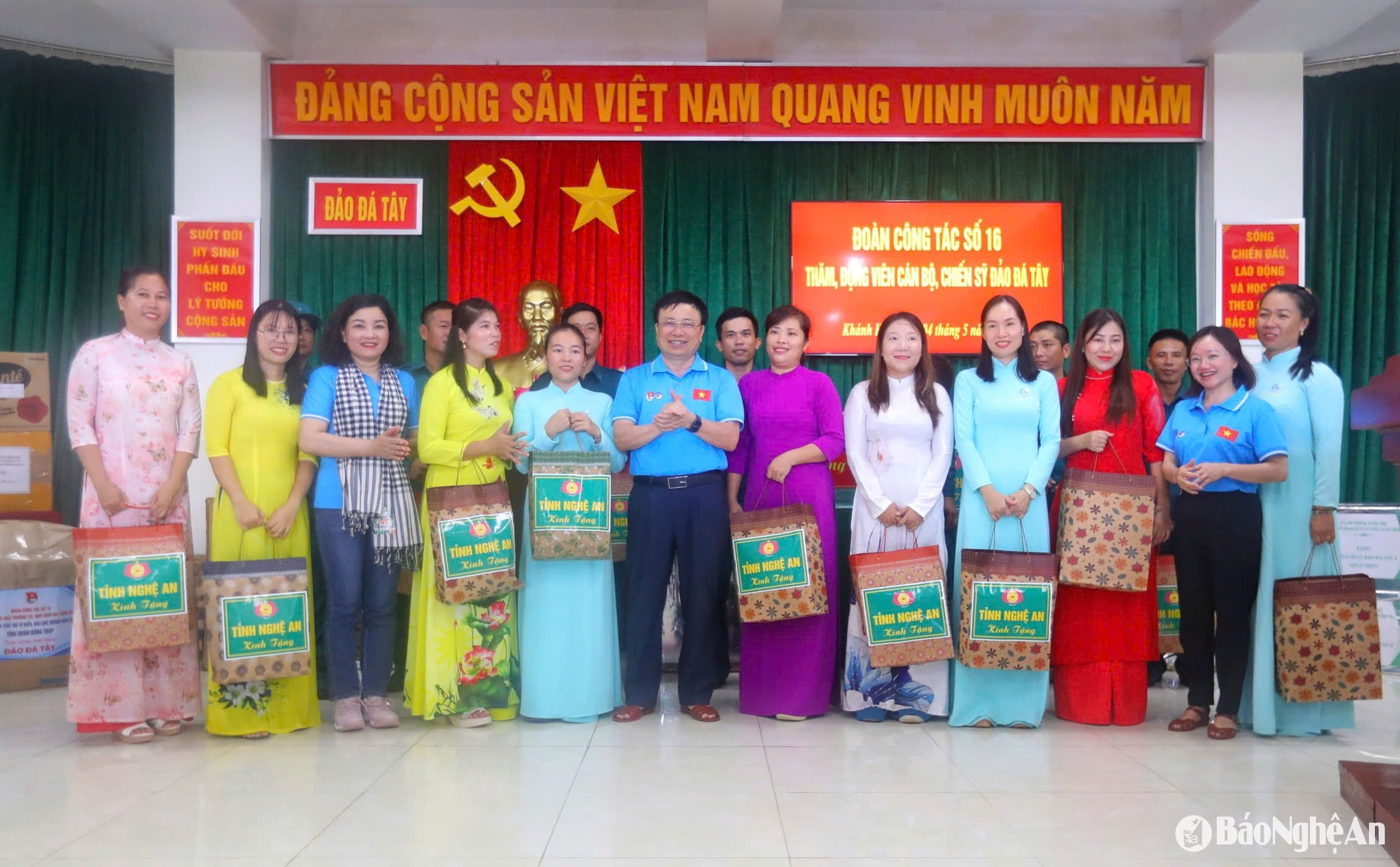 Đoàn đại biểu tỉnh Nghệ An tặng quà cho các hộ dân trên đảo Đá Tây