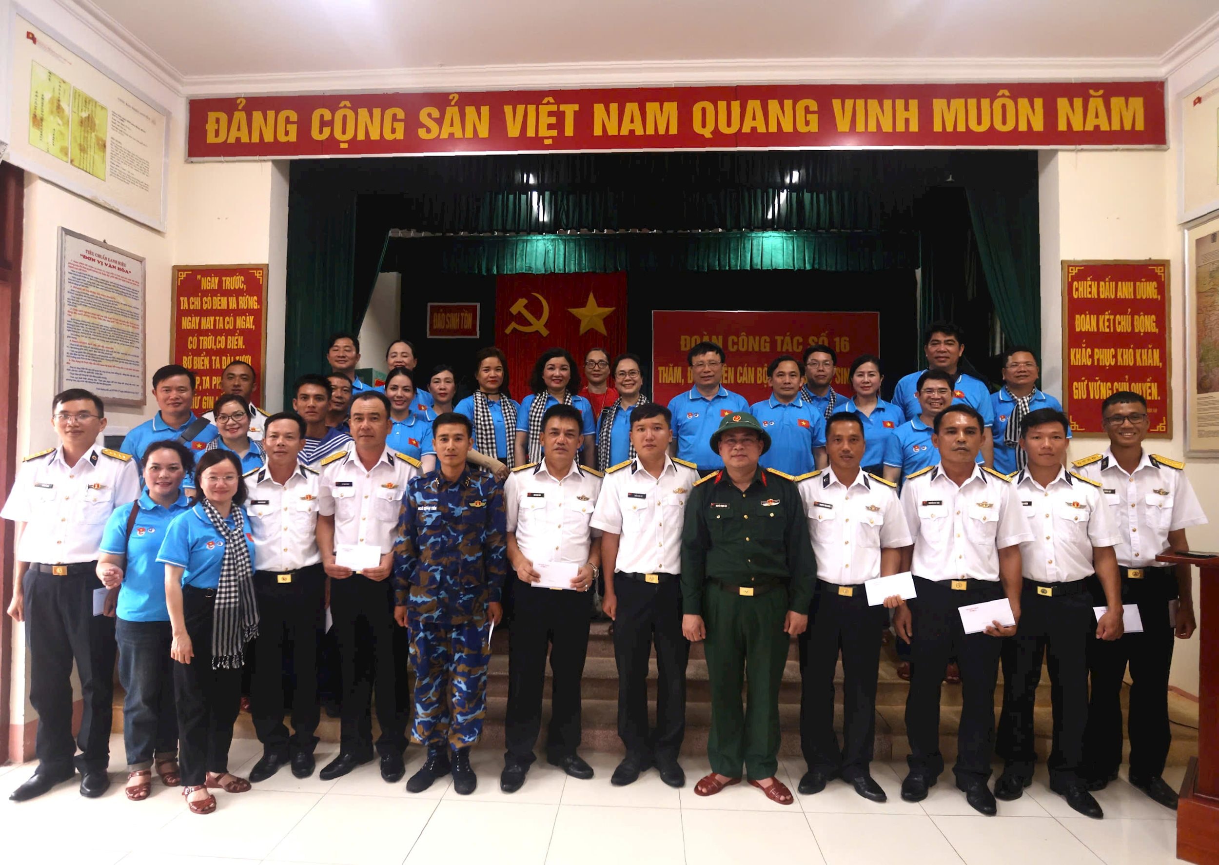Gặp gỡ cán bộ, chiến sỹ quê ở Nghệ An tại đảo Sinh Tồn