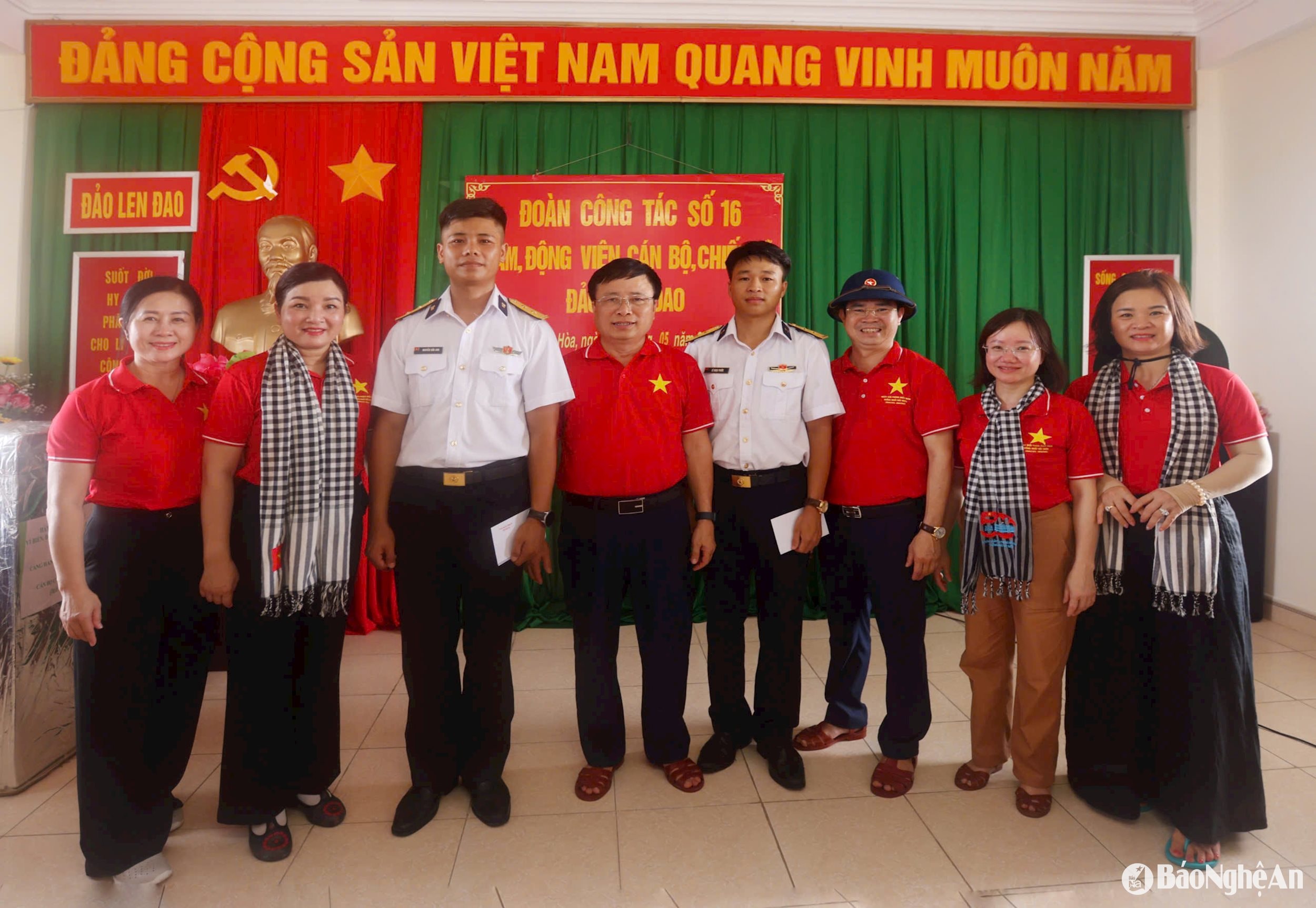 Gặp gỡ chiến sỹ tại đảo Len Đao