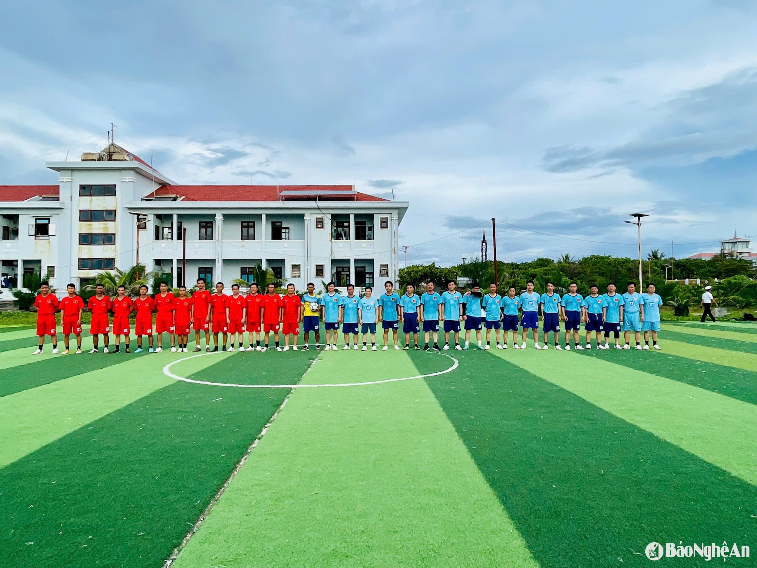 Giao hữu bóng đá với quân dân trên đảo Trường Sa