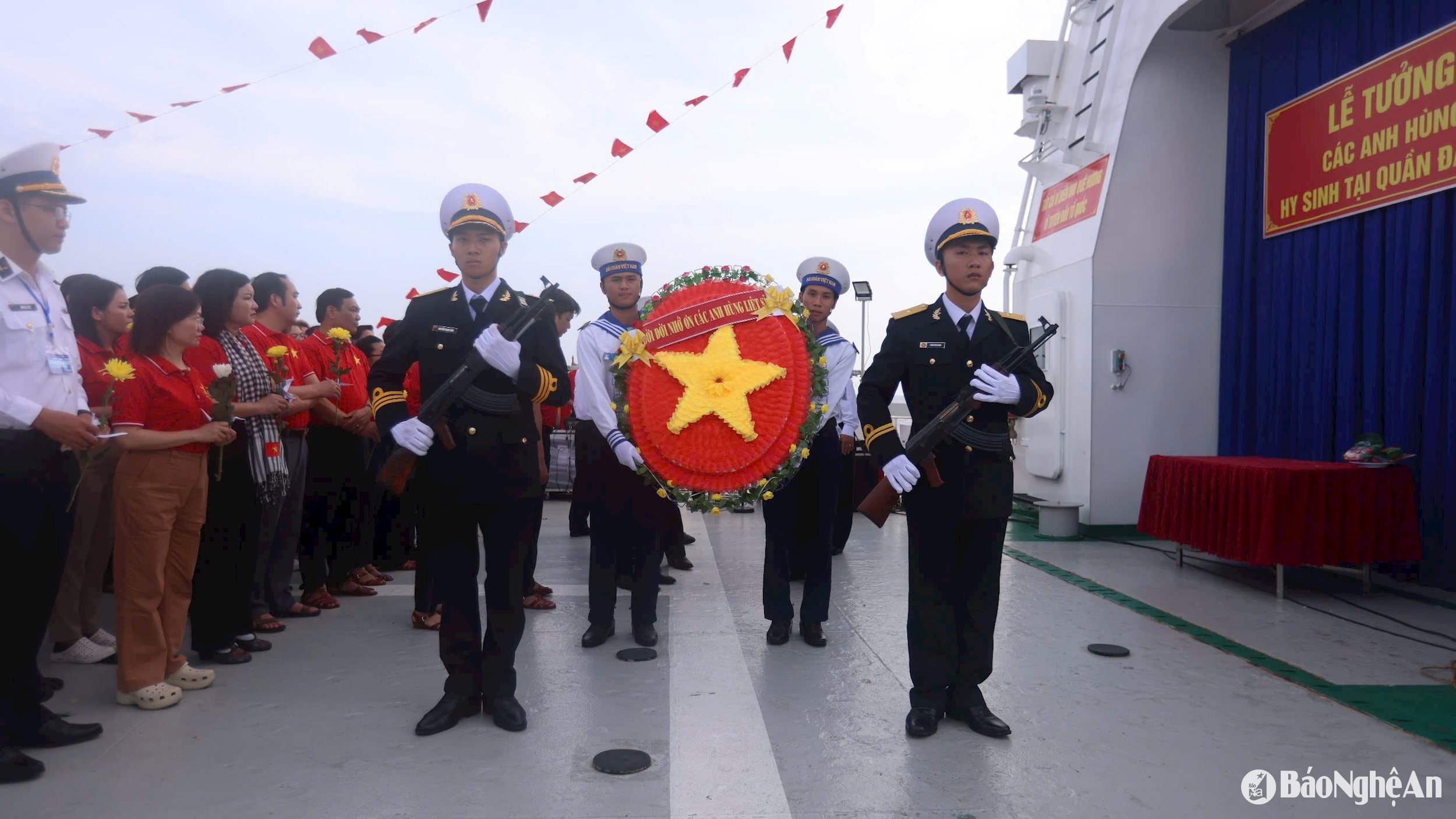 Tưởng niệm các chiến sỹ tại đảo Gạc Ma