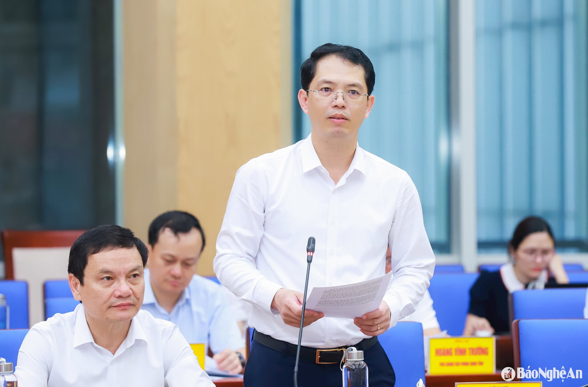 Đồng chí Trịnh Thanh Hải - Giám đốc Sở Tài chính báo cáo tình hình kinh tế - xã hội tháng 4 và 4 tháng đầu năm 2025. Ảnh: Thành Duy