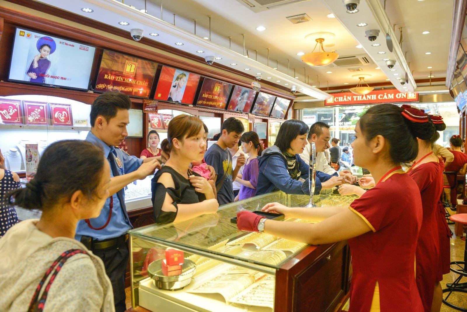 Giá vàng ngày 7/5: Giá vàng giảm chờ lãi suất từ Fed