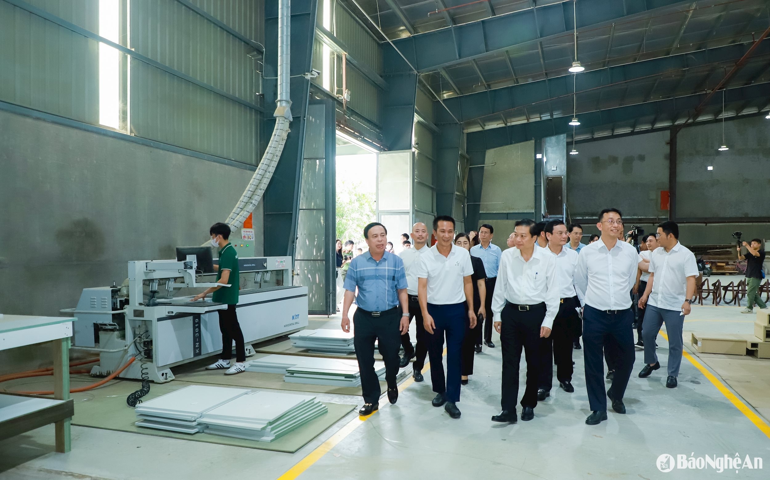 Lãnh đạo tỉnh Nghệ An làm việc ở Khu công nghiệp đô thị VSIP. Ảnh- Thành Duy