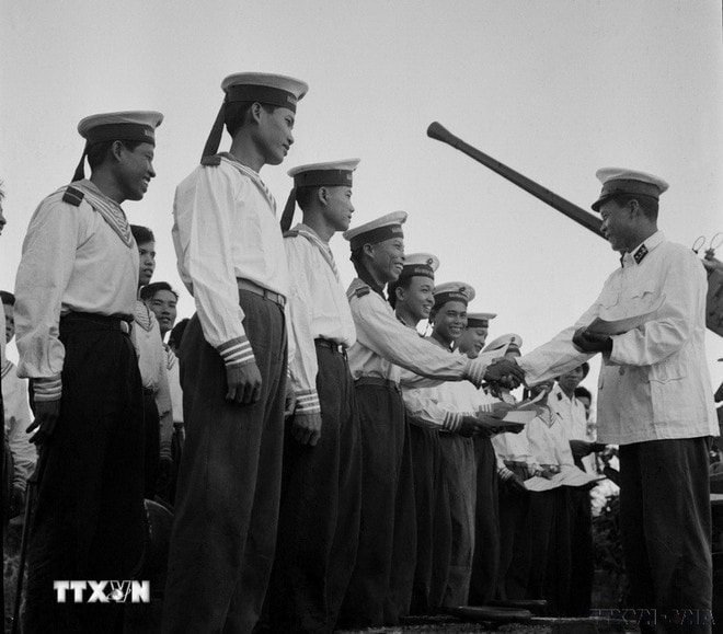 Những chiến sỹ Hải quân chiến thắng trong trận đánh đuổi tàu khu trục Maddox ngày 2/8/1964 được tặng Bằng khen của Quân chủng Hải quân. (Ảnh: Đoàn Tý/TTXVN) ttxvn-hai-quan-viet-nam-3.jpg