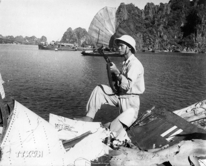 Bộ đội ta bên xác máy bay phản lực A4D, do Trung úy Hải quân Mỹ Everett Alvarez Jr lái, bị bắn hạ tại Cửa Lục, thị xã Hòn Gai (Quảng Ninh) ngày 5/8/1964. (Ảnh: TTXVN) ttxvn-hai-quan-viet-nam-8.jpg