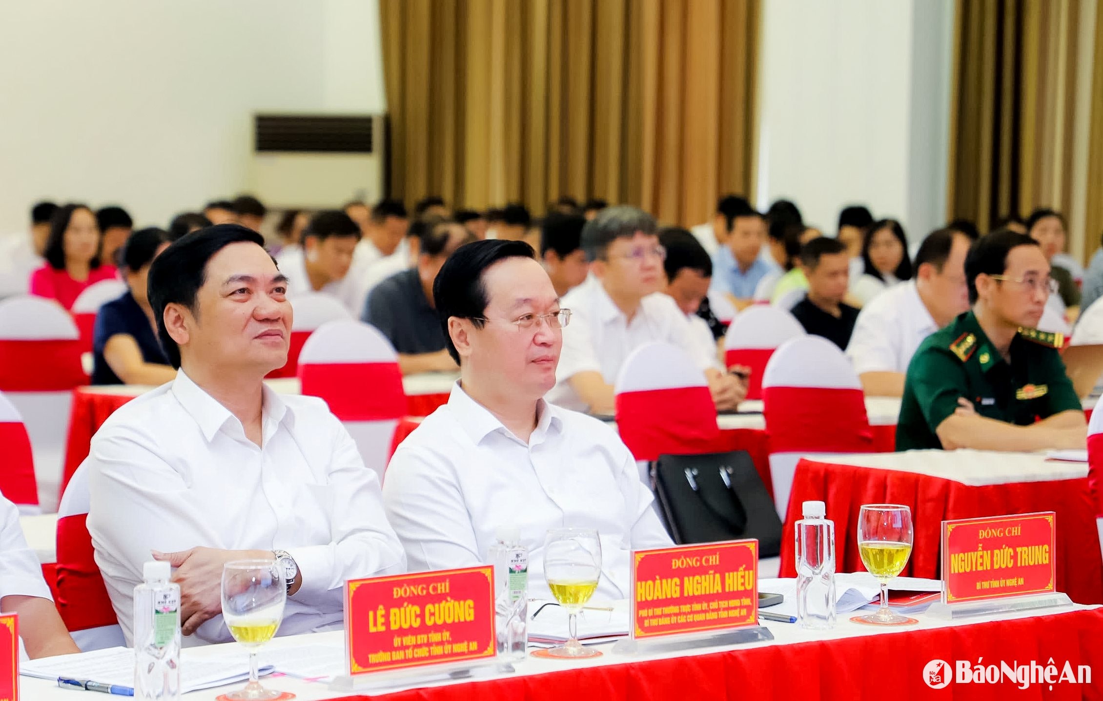 Các đồng chí: Nguyễn Đức Trung - Bí thư Tỉnh ủy; Hoàng Nghĩa Hiếu - Phó Bí thư Thường trực Tỉnh ủy, Chủ tịch HĐND tỉnh chủ trì hội nghị. Ảnh: Phạm Bằng