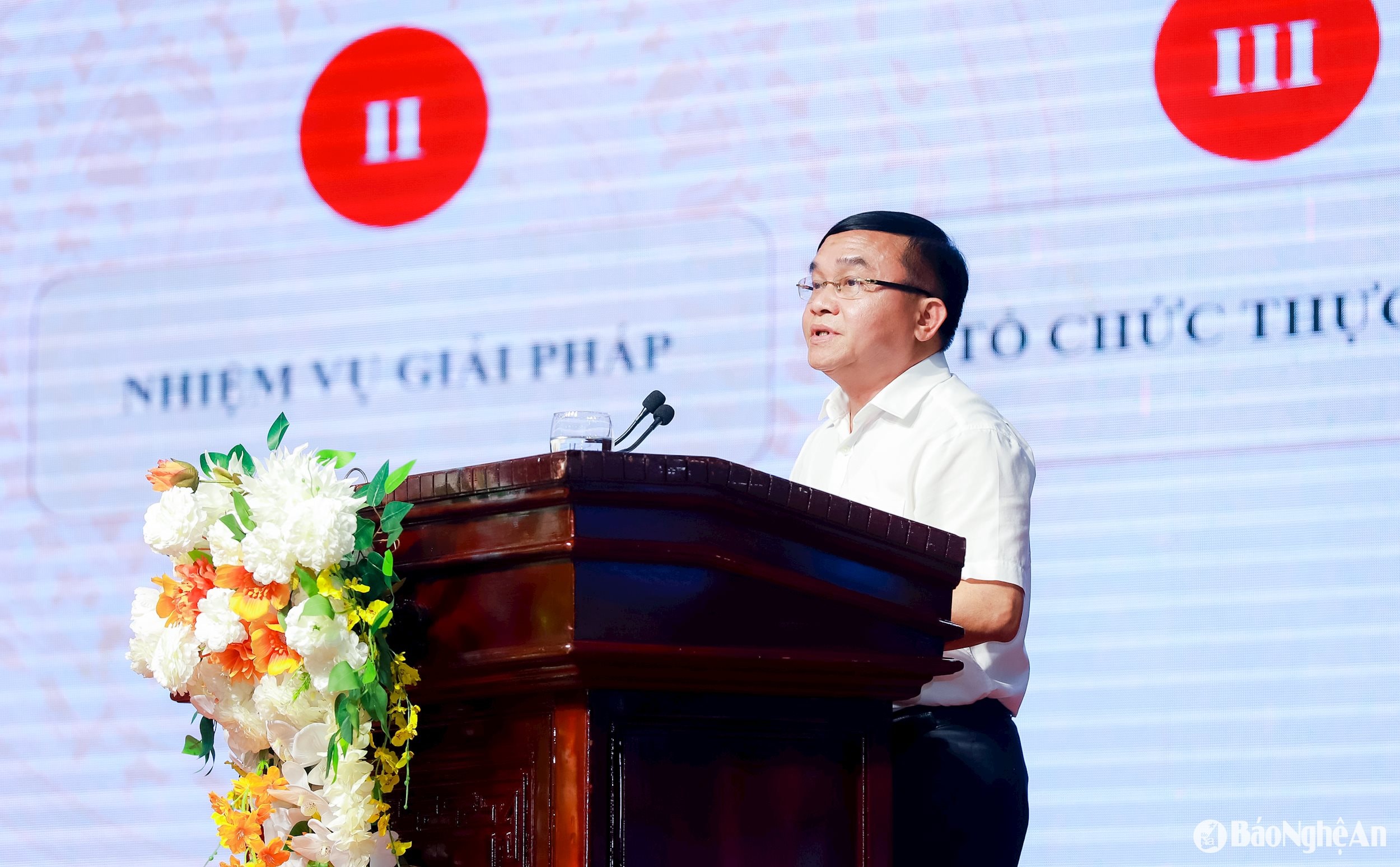 Đồng chí Ngọc Kim Nam - Ủy viên Ban Thường vụ, Trưởng ban Tuyên giáo và Dân vận Tỉnh ủy quán triệt các nội dung tại hội nghị. Ảnh: Thành Duy
