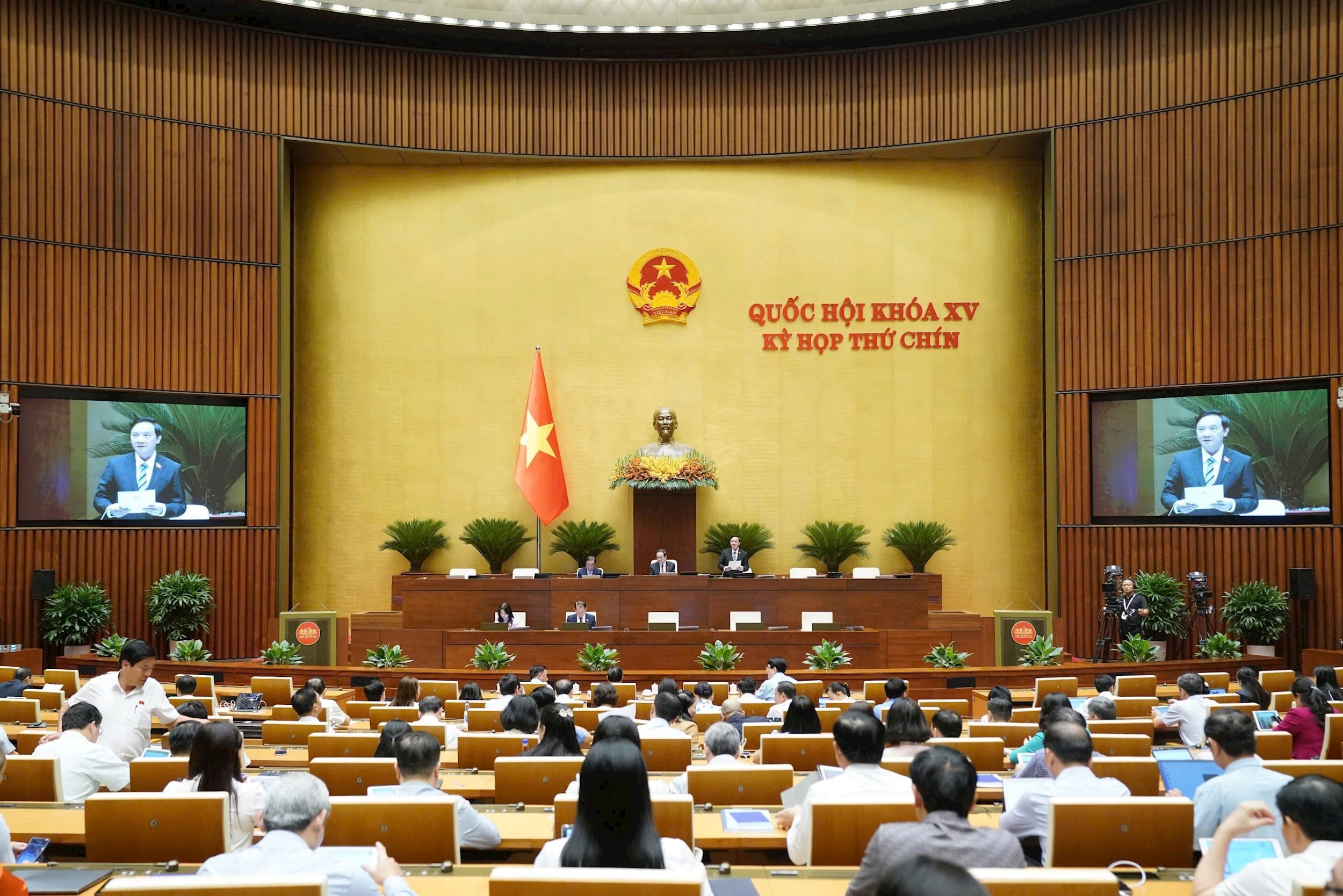 Quốc hội ngày 8-5 10