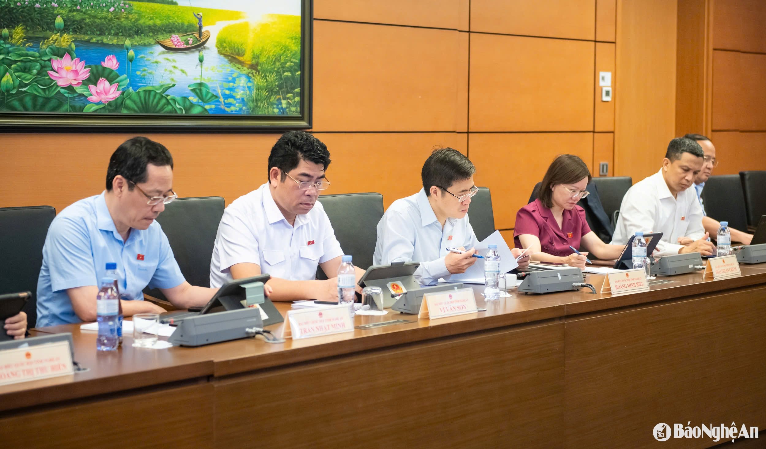Quốc hội ngày 8-5 18