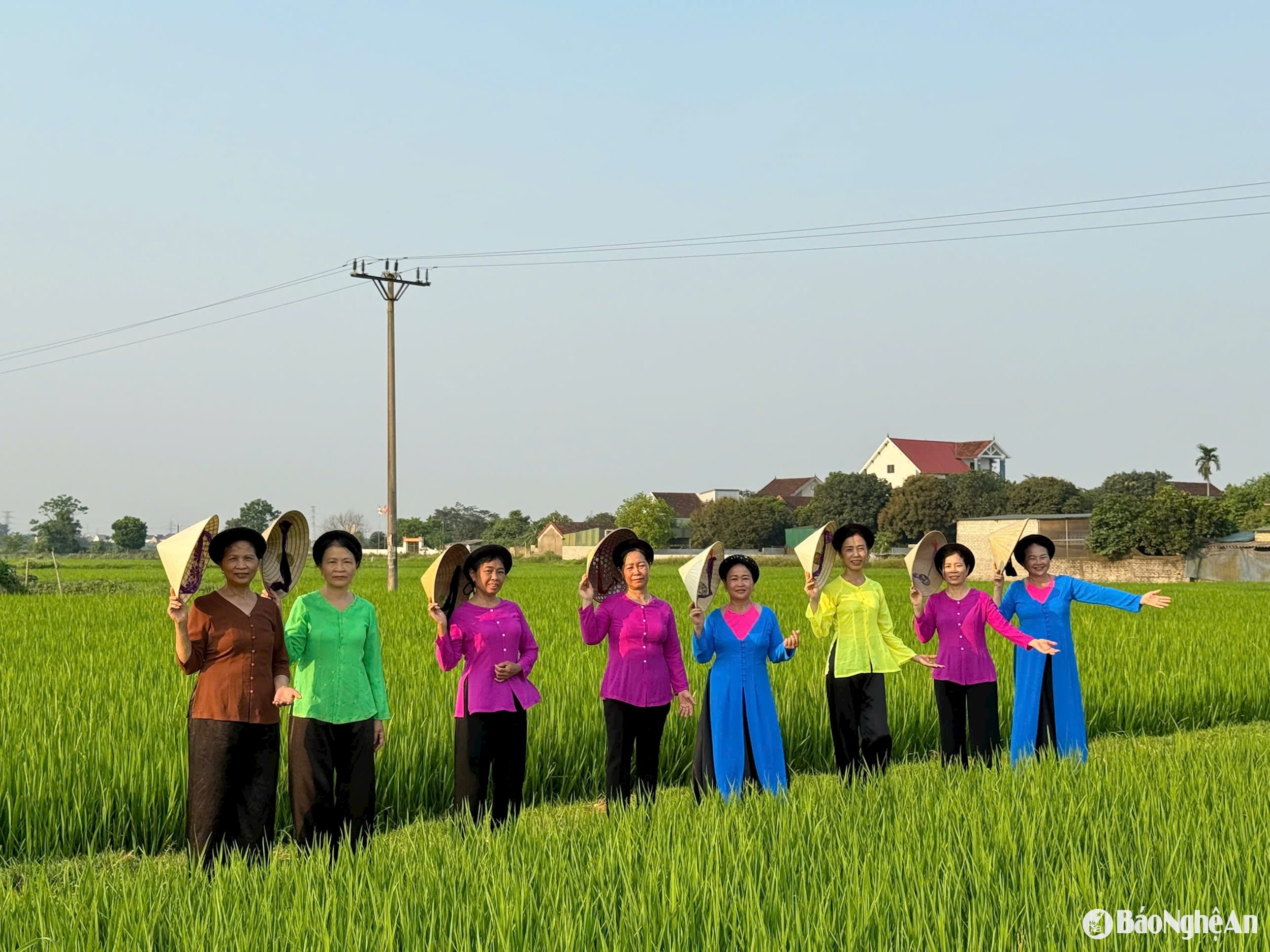 លោកស្រី Nguyen Thi Thuan ខាងស្ដាំ