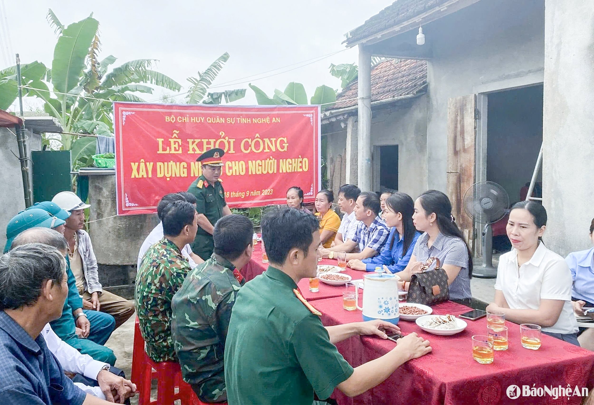 Các lực lượng phối hợp khởi công làm nhà ở cho người nghèo tại thị trấn huyện Nghĩa Đàn