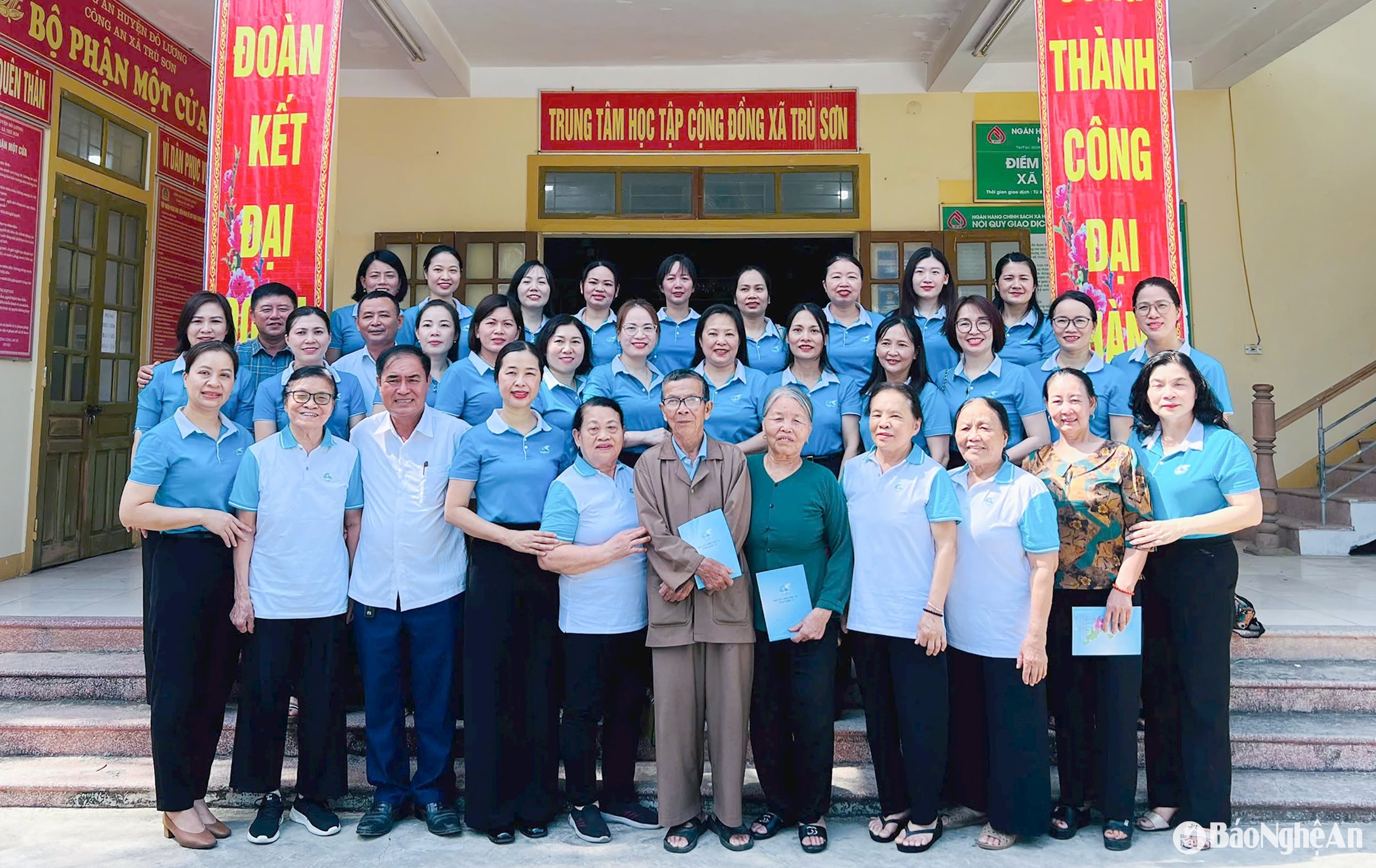 Cán bộ Hội Phụ nữ tỉnh chụp ảnh