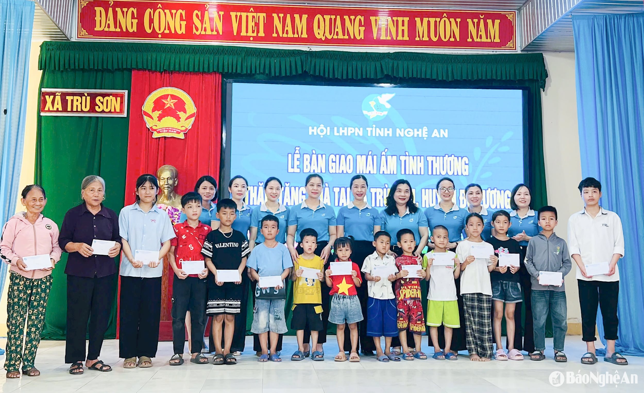 Cán bộ Hội Phụ nữ tỉnh trao quà cho các cháu trẻ mồ côi tại xã Trù Sơn. Ảnh