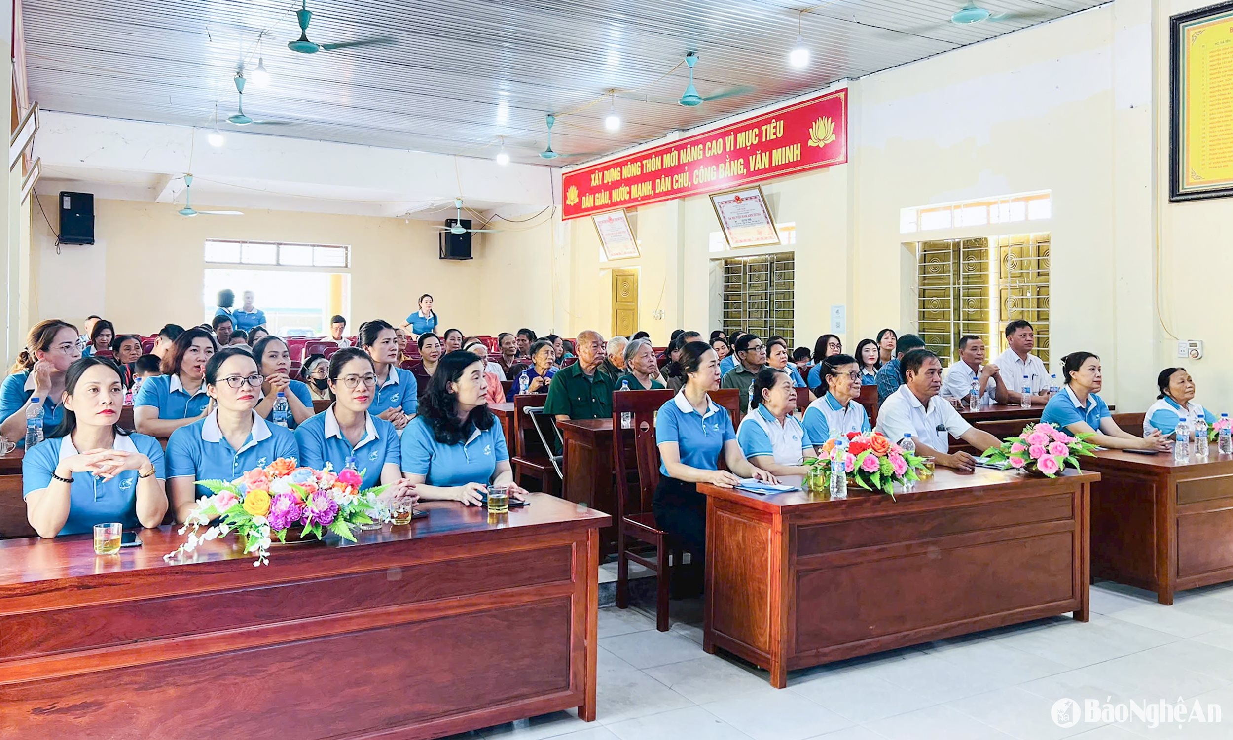 Cán bộ Hội Phụ nữ tỉnh và huyện Đô Lương cùng đông đảo cán bộ, nhân dân xã Trù Sơn (huyện Đô Lương)