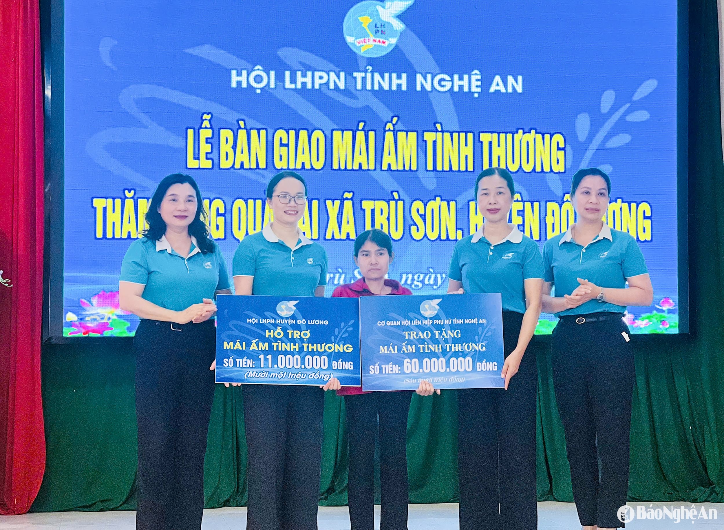Cán bộ Hội Phụ nữ tỉnh và huyện Đô Lương trao hỗ trợ tiền làm %22Mái ấm tình thương%22 cho chị Nguyễn Thị Lý