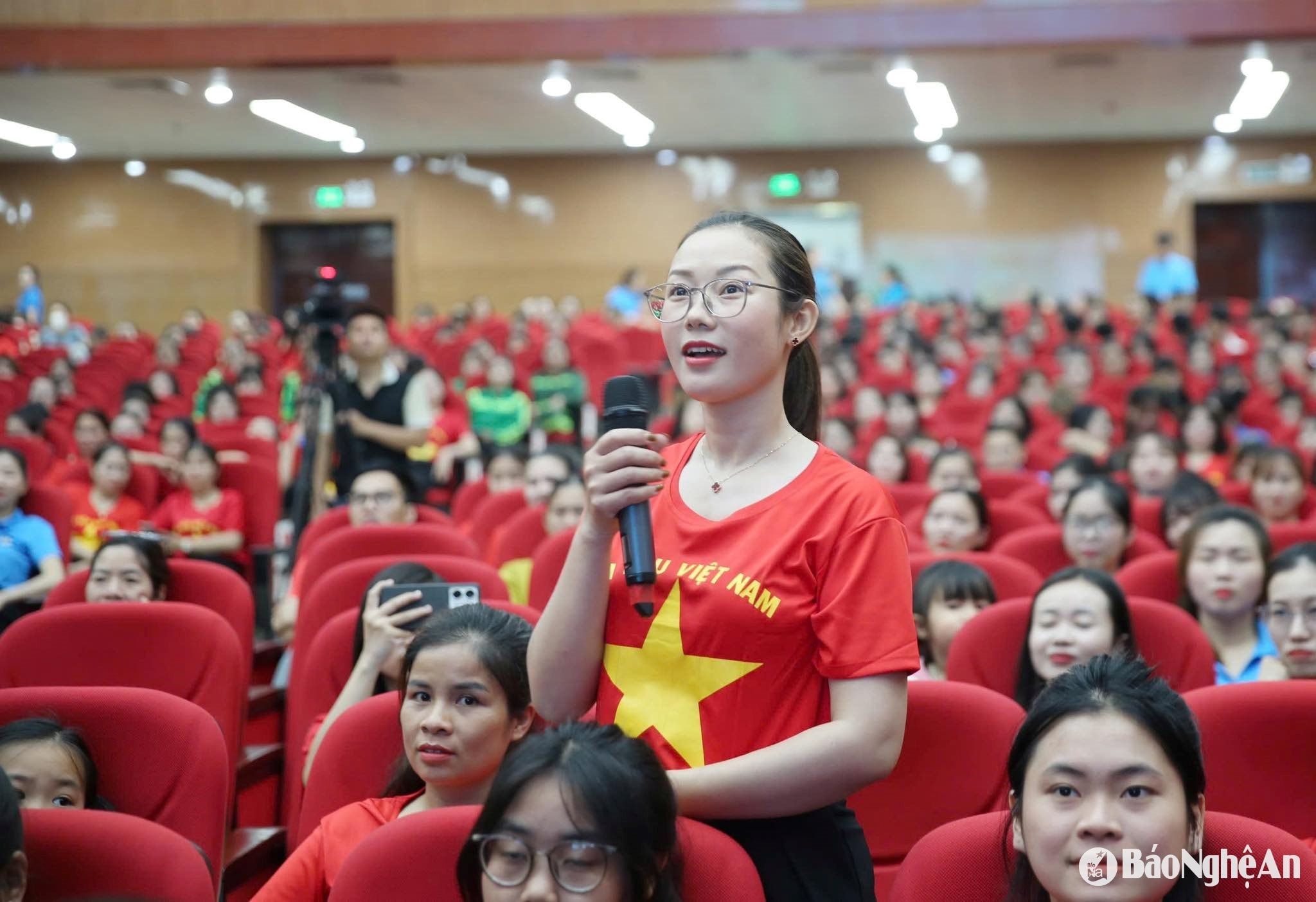 Công nhân Nguyễn Thị Hoa lễ phát động Tháng Công nhân tuyên truyền pháp luật Ảnh CSCC