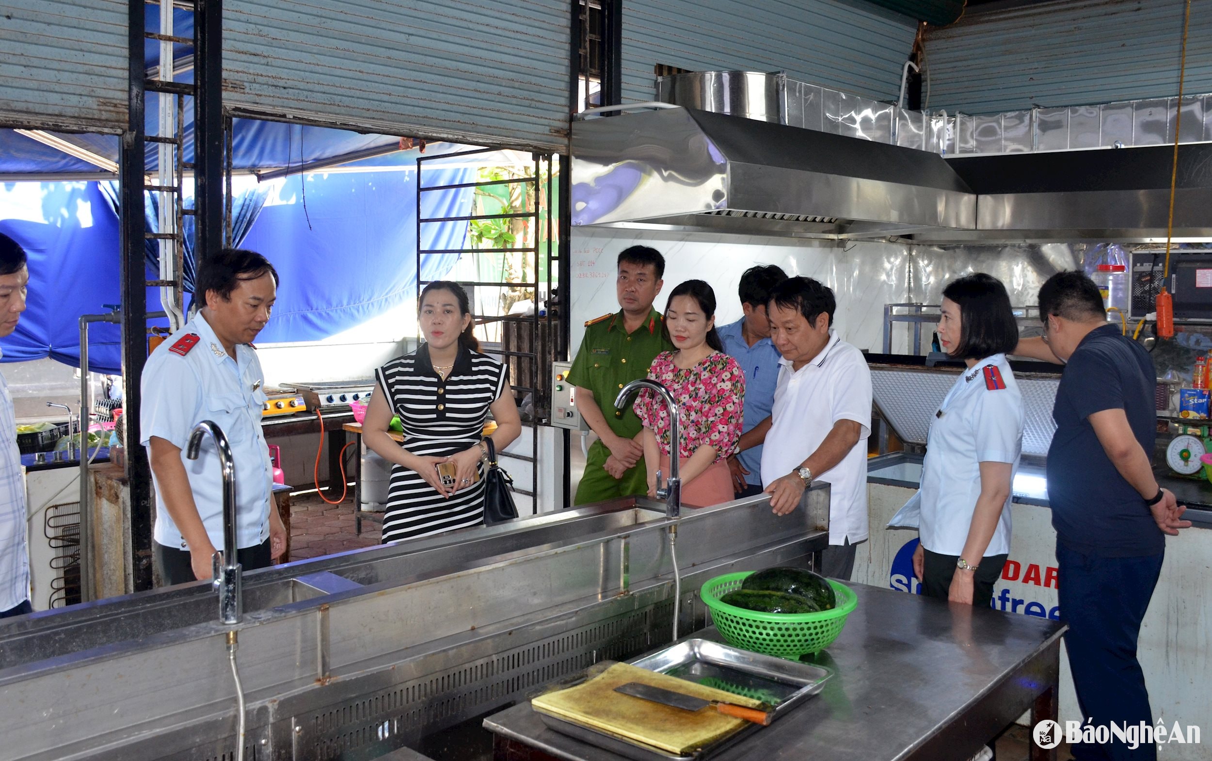 Đoàn liên ngành của tỉnh kiểm tra an toàn thực phẩm tại nhà hàng ở bãi biển xã Quỳnh Bảng. Ảnh Thành Chung (1)