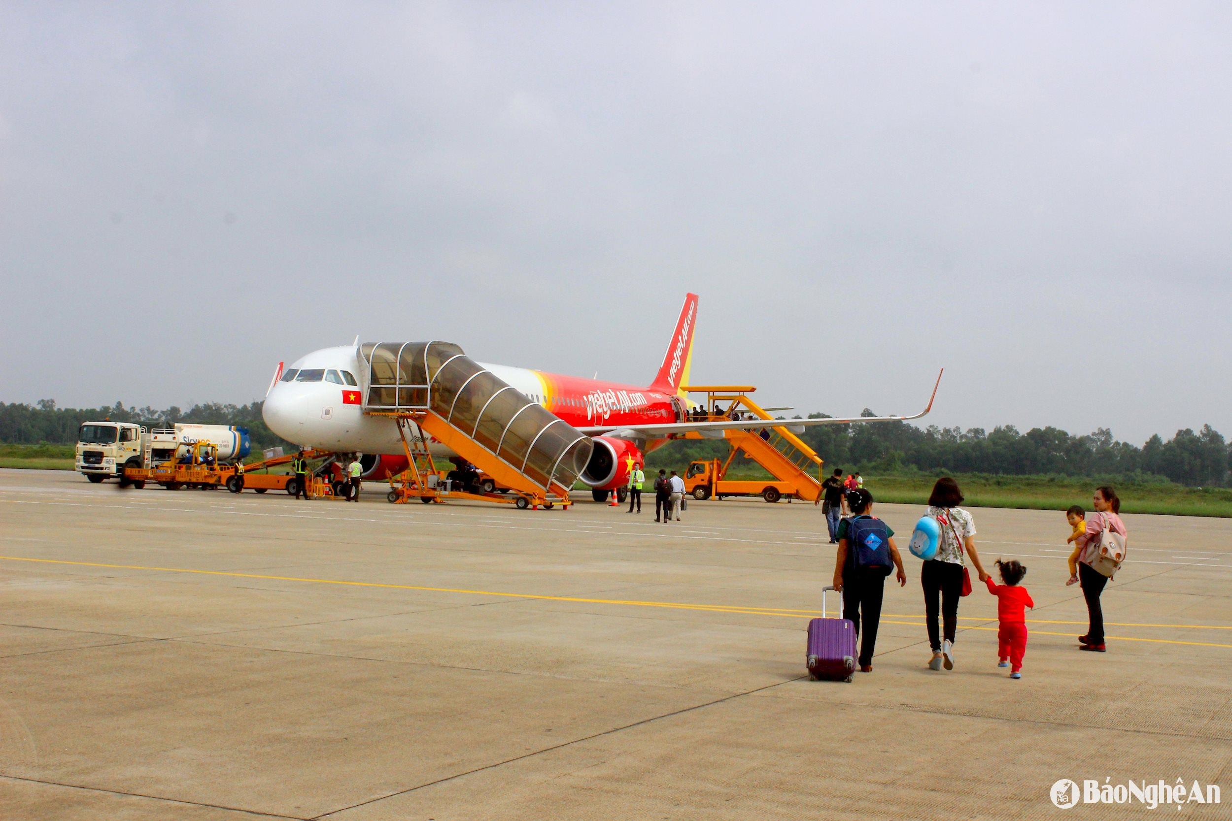 khách lên máy bay tại sân bay Vinh