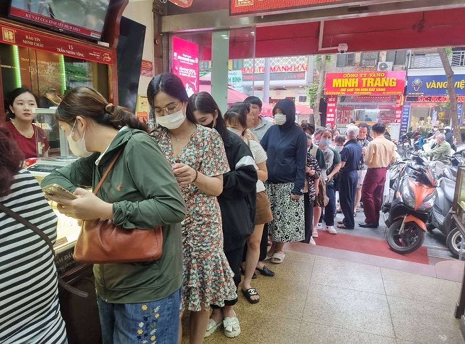 Giá vàng hôm nay 10/5/2025: Giá vàng tăng nhẹ do USD giảm
