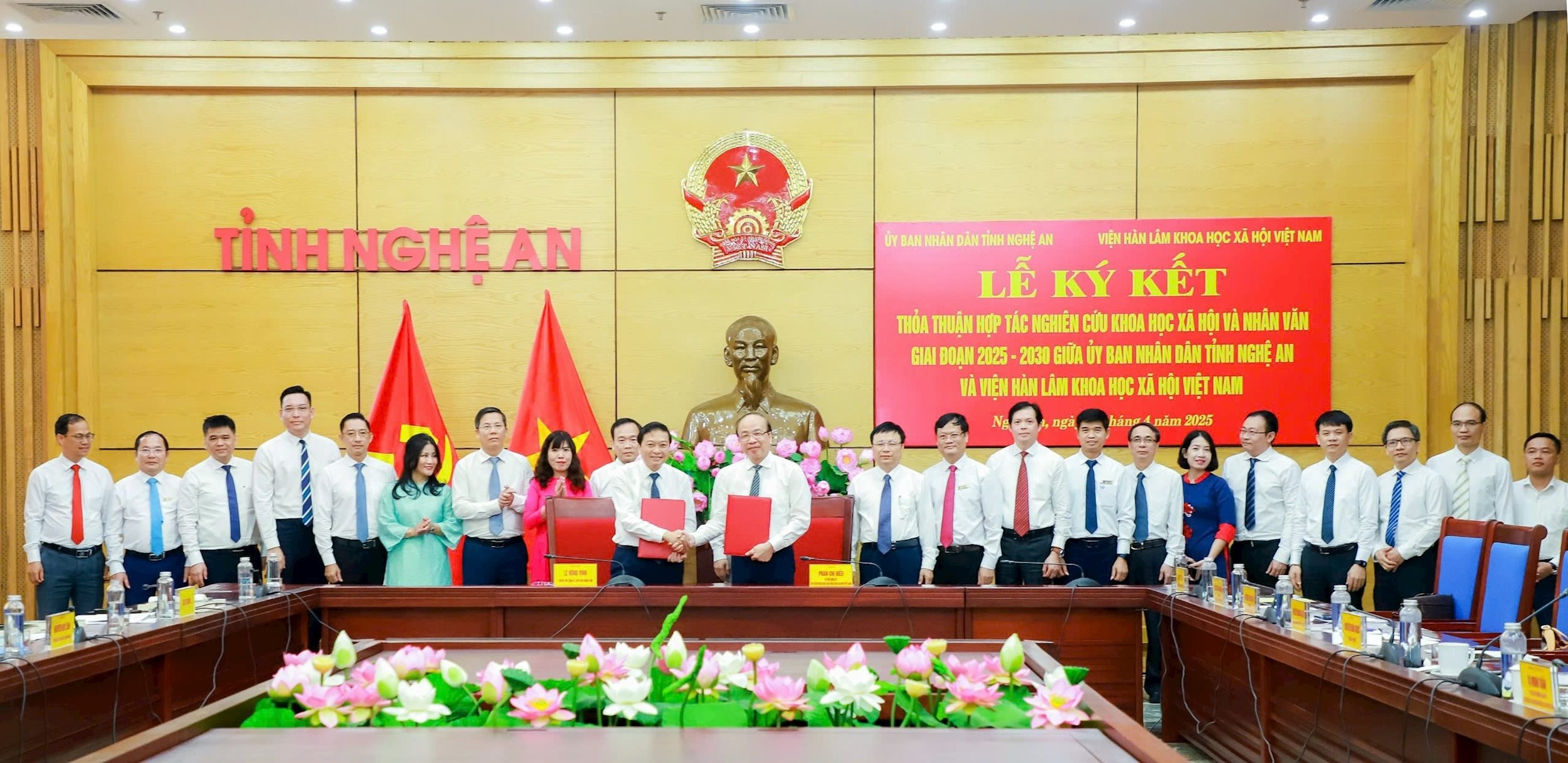 UBND tỉnh Nghệ An và Viện Hàn lâm khoa học xã hội Việt Nam ký kết Thỏa thuận hợp tác nghiên cứu khoa học xã hội và nhân văn. Ảnh: Thành Duy
