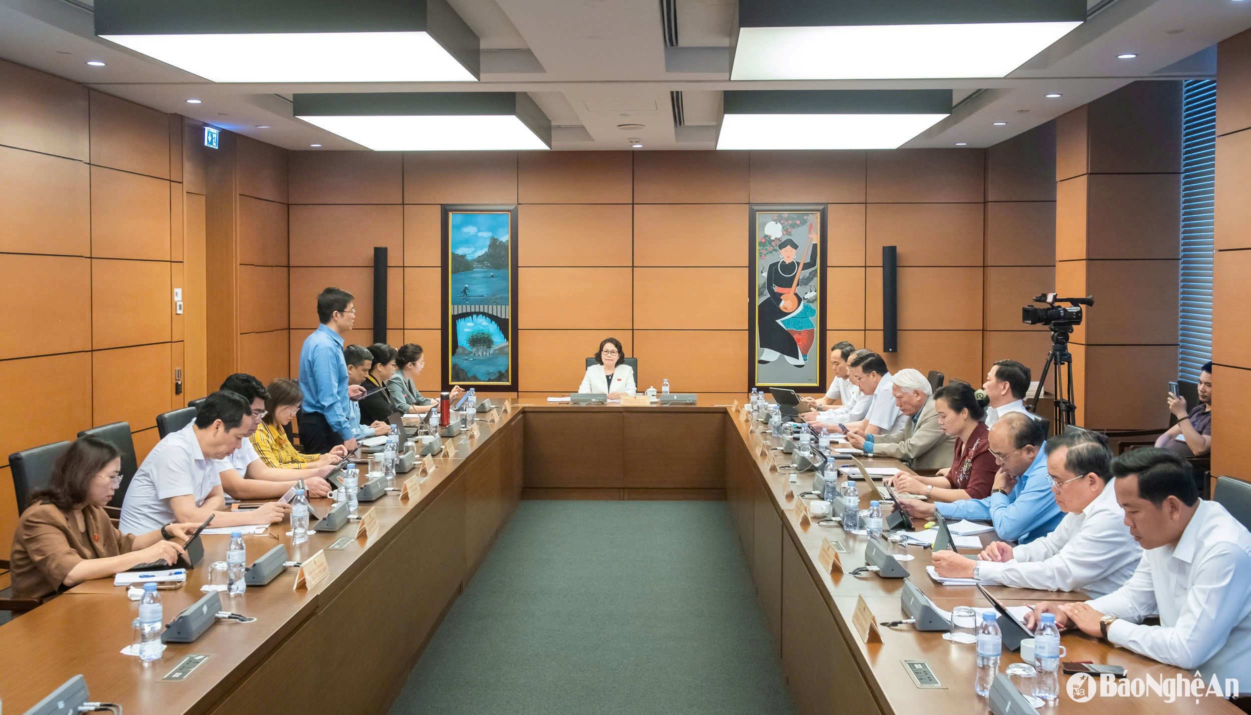 Đoàn đại biểu tỉnh Nghệ An thảo luận tại Tổ 4, cùng đoàn thành phố Hải Phòng và tỉnh Bà Rịa- Vũng Tàu và TP. Hải Phòng. Ảnh: Nghĩa Đức