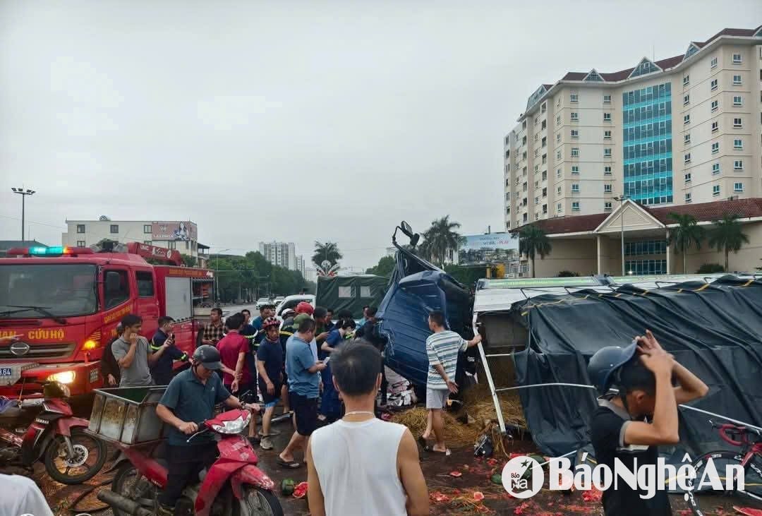 Lực lượng chức năng nỗ lực đưa tài xế xe tải ra khỏi ca bin. Ảnh: CSCC