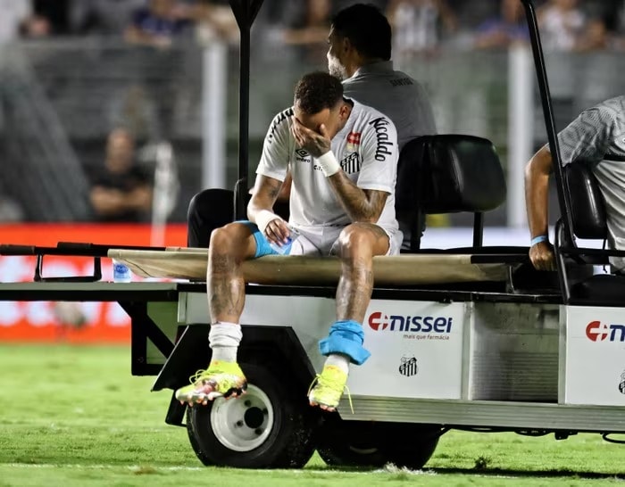 Tương lai Neymar đang mờ mịt.