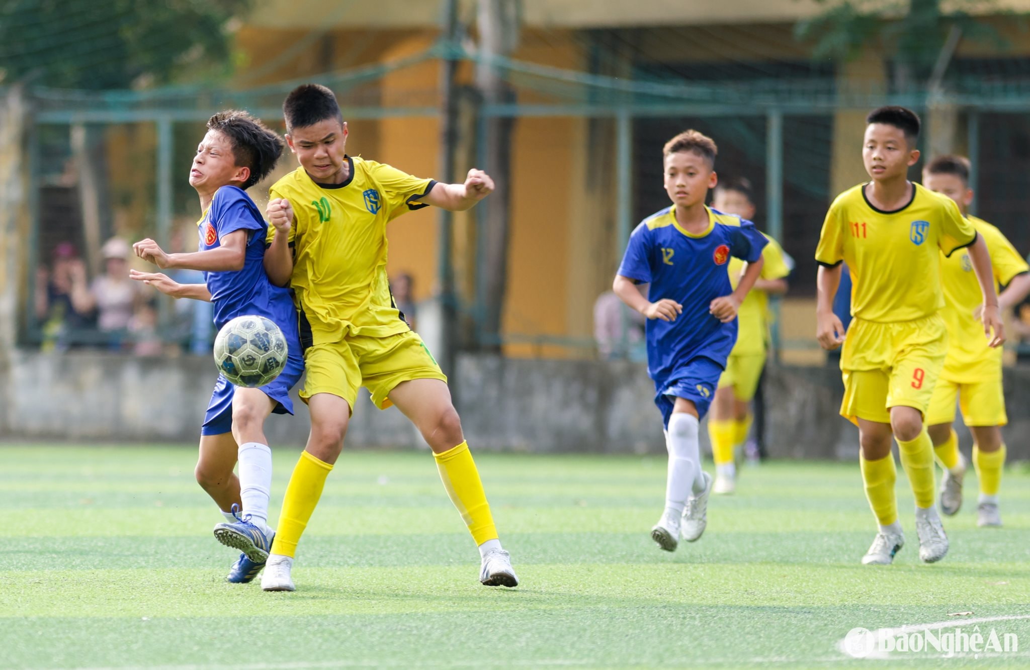 Trận giao hữu giữa chủ nhà U13 Sông Lam Nghệ An và U13 Bắc Ninh đã diễn ra khá hấp dẫn. Đội bóng của huấn luyện viên Nguyễn Văn Vinh nắm thế chủ động về thế trận và gây sức ép lớn lên phần sân của đối phương. Ảnh: Đức Anh