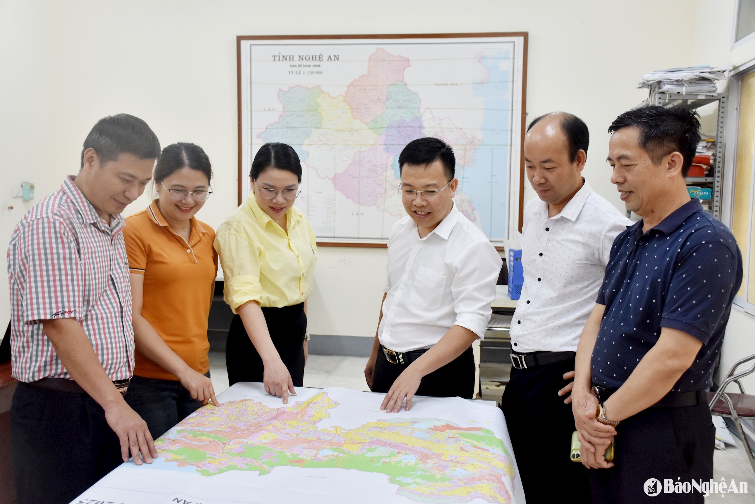 Lãnh đạo trung tâm rà soát sản phẩm điều chỉnh quy hoạch sử dụng đất. Ảnh:Thu Hương