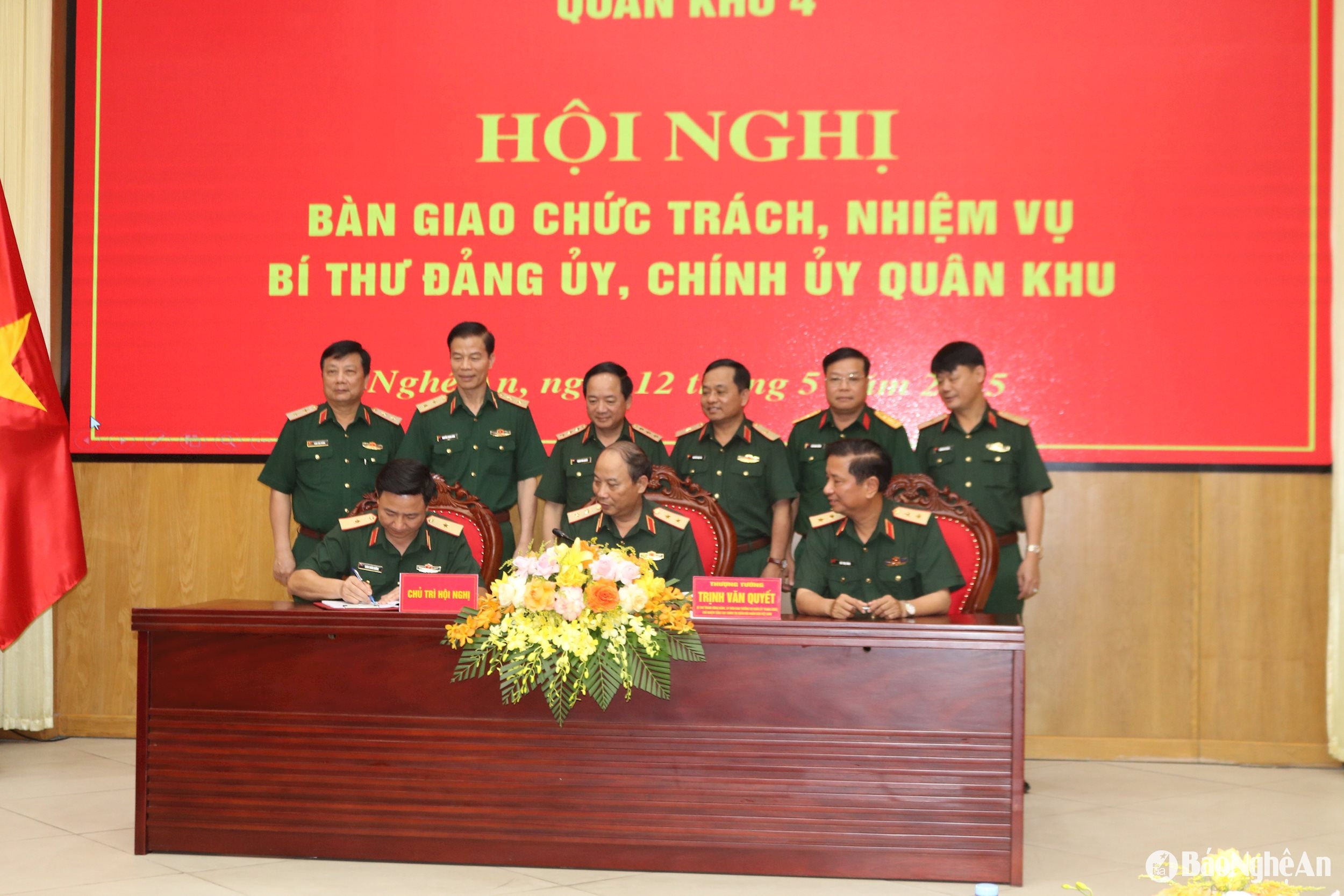 Anh 7 - Thượng tướng Trịnh Văn Quyết, Chủ nhiệm Tổng cục Chính trị QĐND Việt Nam và các đại biểu chứng kiến ký kết biên bản bàn giao.