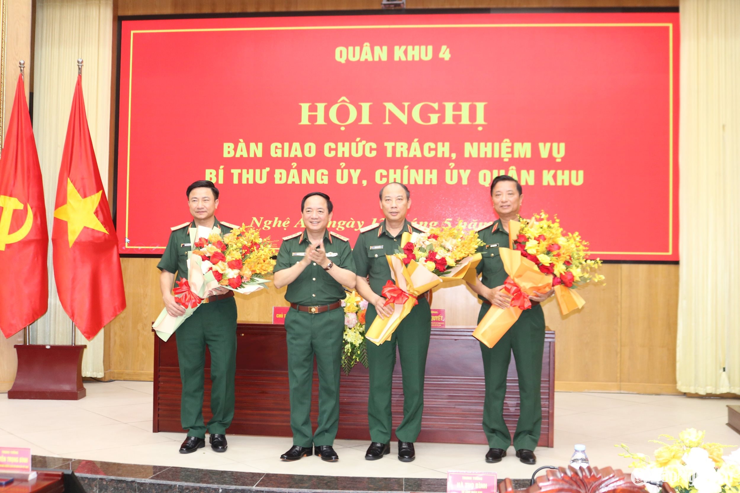 Anh 8 - Thượng tướng Trịnh Văn Quyết, Chủ nhiệm Tổng cục Chính trị QĐND Việt Nam tặng hoa chúc mừng