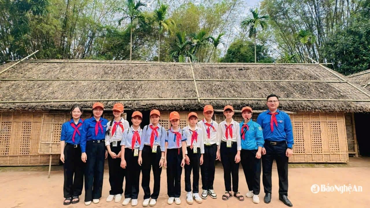 Cô Nguyễn Thị Chung cùng đại diện Huyện đoàn Anh Sơn tổ chức hoạt động tìm hiểu tại quê Bác cho các em đội viên. Ảnh: Thanh Quỳnh